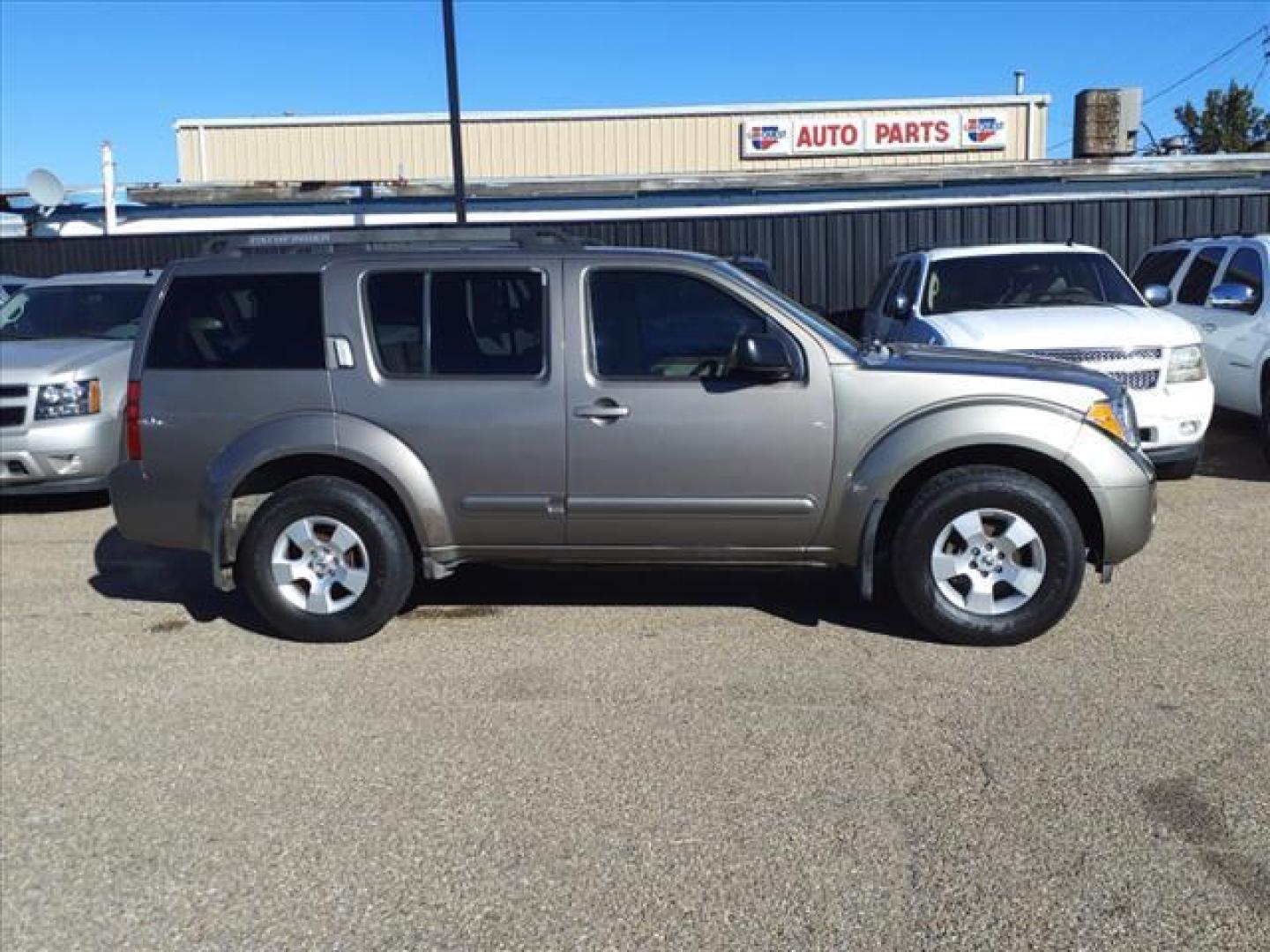 2006 Granite Metallic Ky2 Nissan Pathfinder S (5N1AR18U66C) with an 4.0L 4.0L NA V6 double overhead cam (DOHC) 24V Fuel Injected engine, 5-Speed Automatic transmission, located at 1401 N. Hobart, Pampa, TX, 79065, (806) 665-9872, 35.549953, -100.975098 - Photo#2