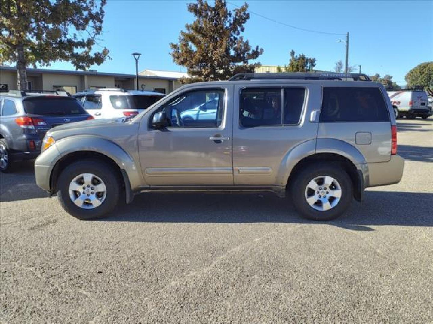 2006 Granite Metallic Ky2 Nissan Pathfinder S (5N1AR18U66C) with an 4.0L 4.0L NA V6 double overhead cam (DOHC) 24V Fuel Injected engine, 5-Speed Automatic transmission, located at 1401 N. Hobart, Pampa, TX, 79065, (806) 665-9872, 35.549953, -100.975098 - Photo#4