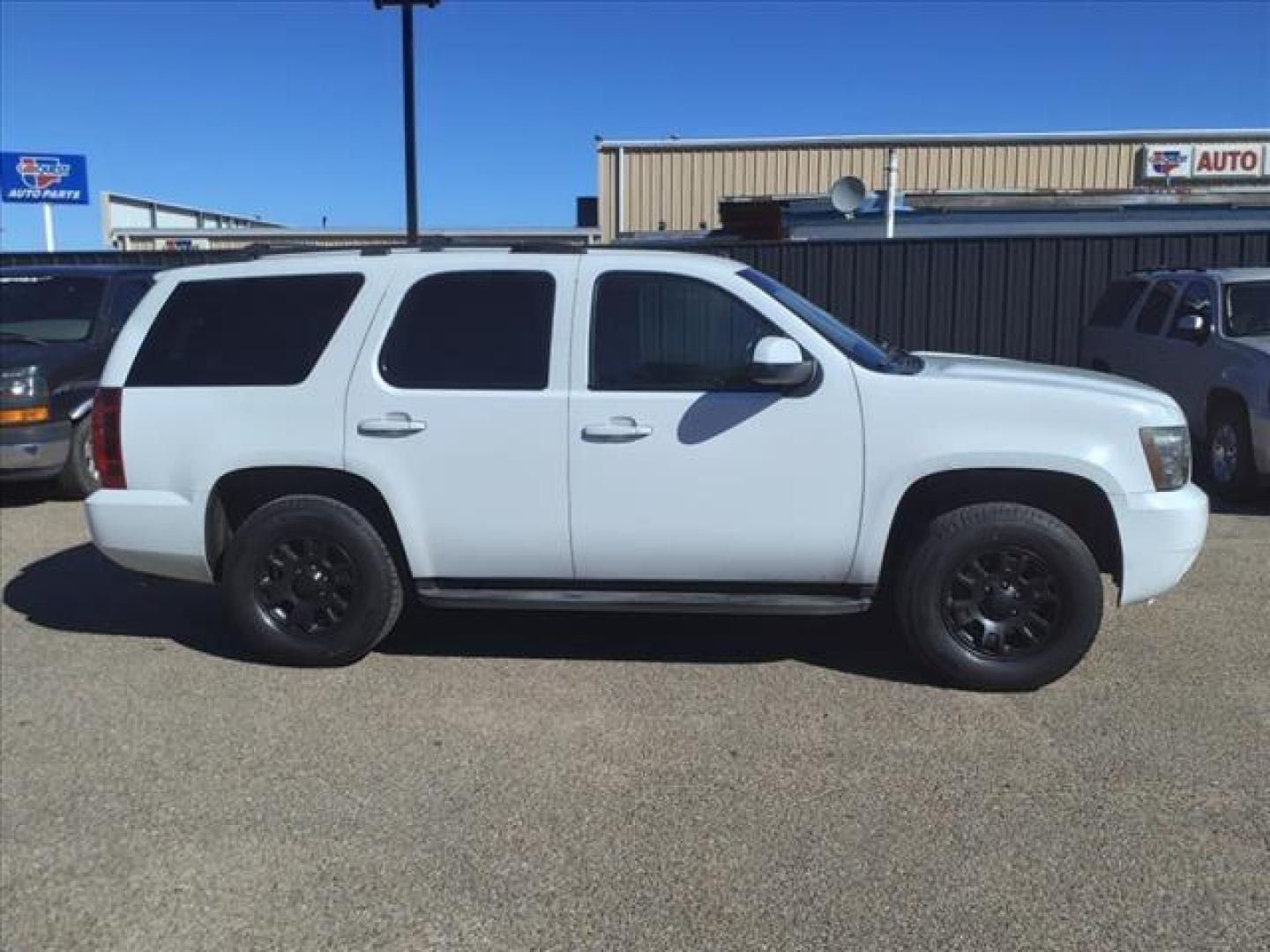 2009 Summit White Chevrolet Tahoe LT XFE (1GNEC23369R) with an 5.3L Vortec 5.3L Flex Fuel V8 310hp 335ft. lbs. Fuel Injected engine, 6-Speed Shiftable Automatic transmission, located at 1401 N. Hobart, Pampa, TX, 79065, (806) 665-9872, 35.549953, -100.975098 - Photo#2