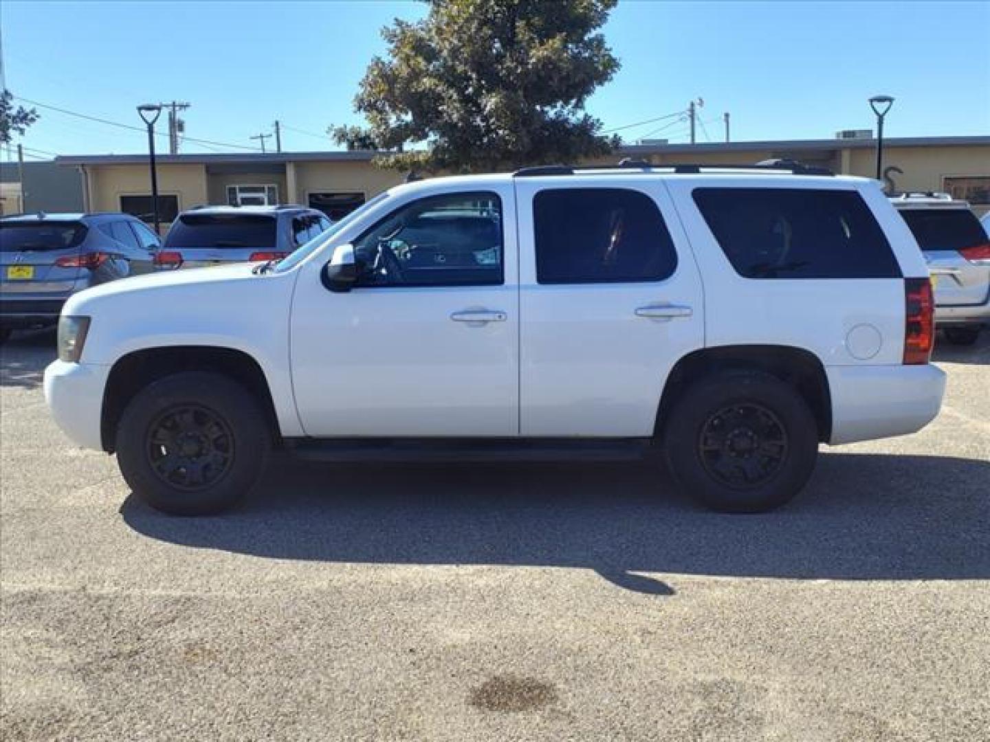 2009 Summit White Chevrolet Tahoe LT XFE (1GNEC23369R) with an 5.3L Vortec 5.3L Flex Fuel V8 310hp 335ft. lbs. Fuel Injected engine, 6-Speed Shiftable Automatic transmission, located at 1401 N. Hobart, Pampa, TX, 79065, (806) 665-9872, 35.549953, -100.975098 - Photo#4