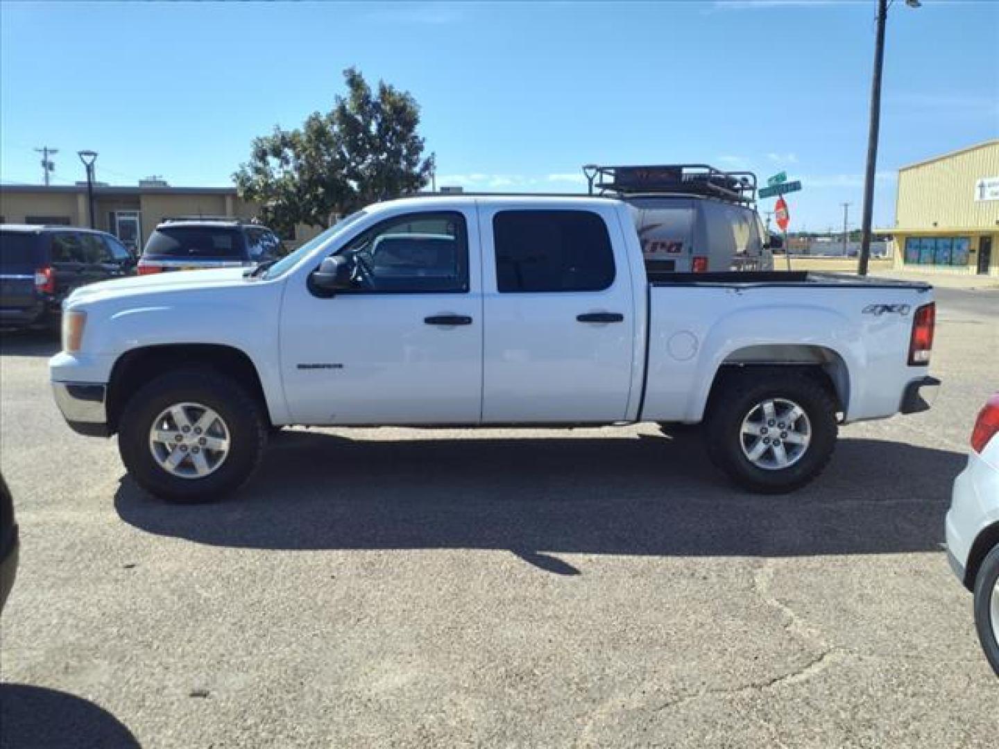 2011 Summit White GMC Sierra 1500 SLE (3GTU2VE25BG) with an 6.2L Vortec 6.2L Flex Fuel V8 403hp 417ft. lbs. Sequential-Port F.I. engine, 6-Speed Shiftable Automatic transmission, located at 1401 N. Hobart, Pampa, TX, 79065, (806) 665-9872, 35.549953, -100.975098 - Photo#4