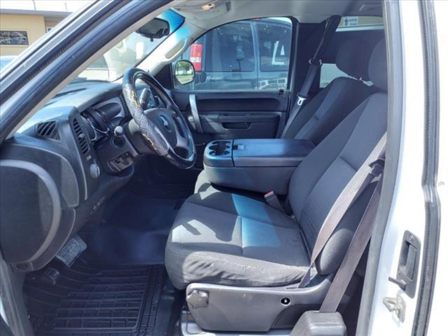 2013 Summit White Chevrolet Silverado 2500HD LT (1GC2CXCG9DZ) with an 6.0L 6.0L V8 360hp 380ft. lbs. Sequential Electronic Fuel Injection engine, 6-Speed Shiftable Automatic transmission, located at 1401 N. Hobart, Pampa, TX, 79065, (806) 665-9872, 35.549953, -100.975098 - Photo#10