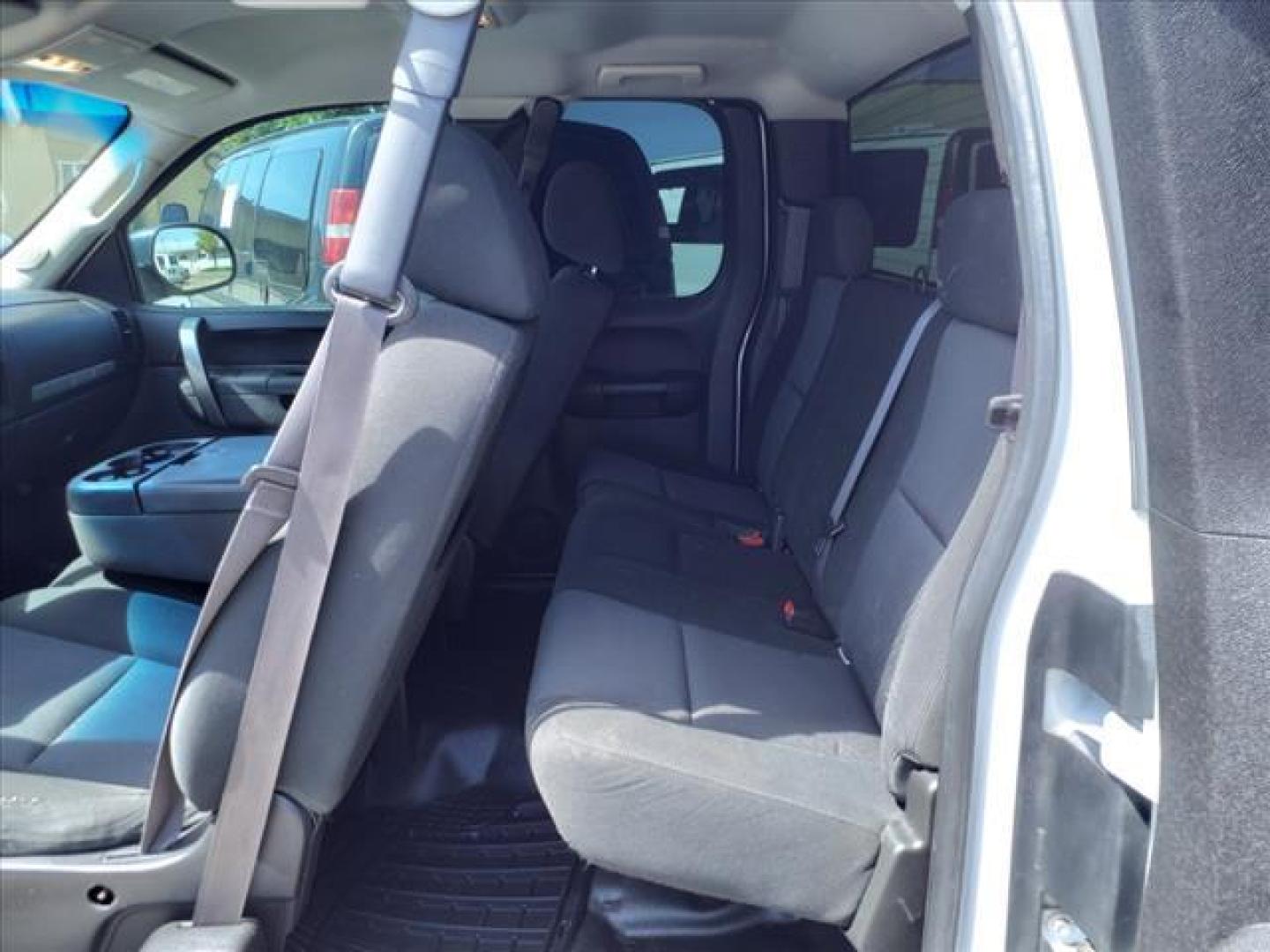 2013 Summit White Chevrolet Silverado 2500HD LT (1GC2CXCG9DZ) with an 6.0L 6.0L V8 360hp 380ft. lbs. Sequential Electronic Fuel Injection engine, 6-Speed Shiftable Automatic transmission, located at 1401 N. Hobart, Pampa, TX, 79065, (806) 665-9872, 35.549953, -100.975098 - Photo#11