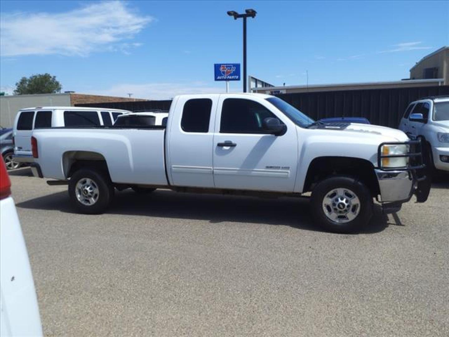 2013 Summit White Chevrolet Silverado 2500HD LT (1GC2CXCG9DZ) with an 6.0L 6.0L V8 360hp 380ft. lbs. Sequential Electronic Fuel Injection engine, 6-Speed Shiftable Automatic transmission, located at 1401 N. Hobart, Pampa, TX, 79065, (806) 665-9872, 35.549953, -100.975098 - Photo#2