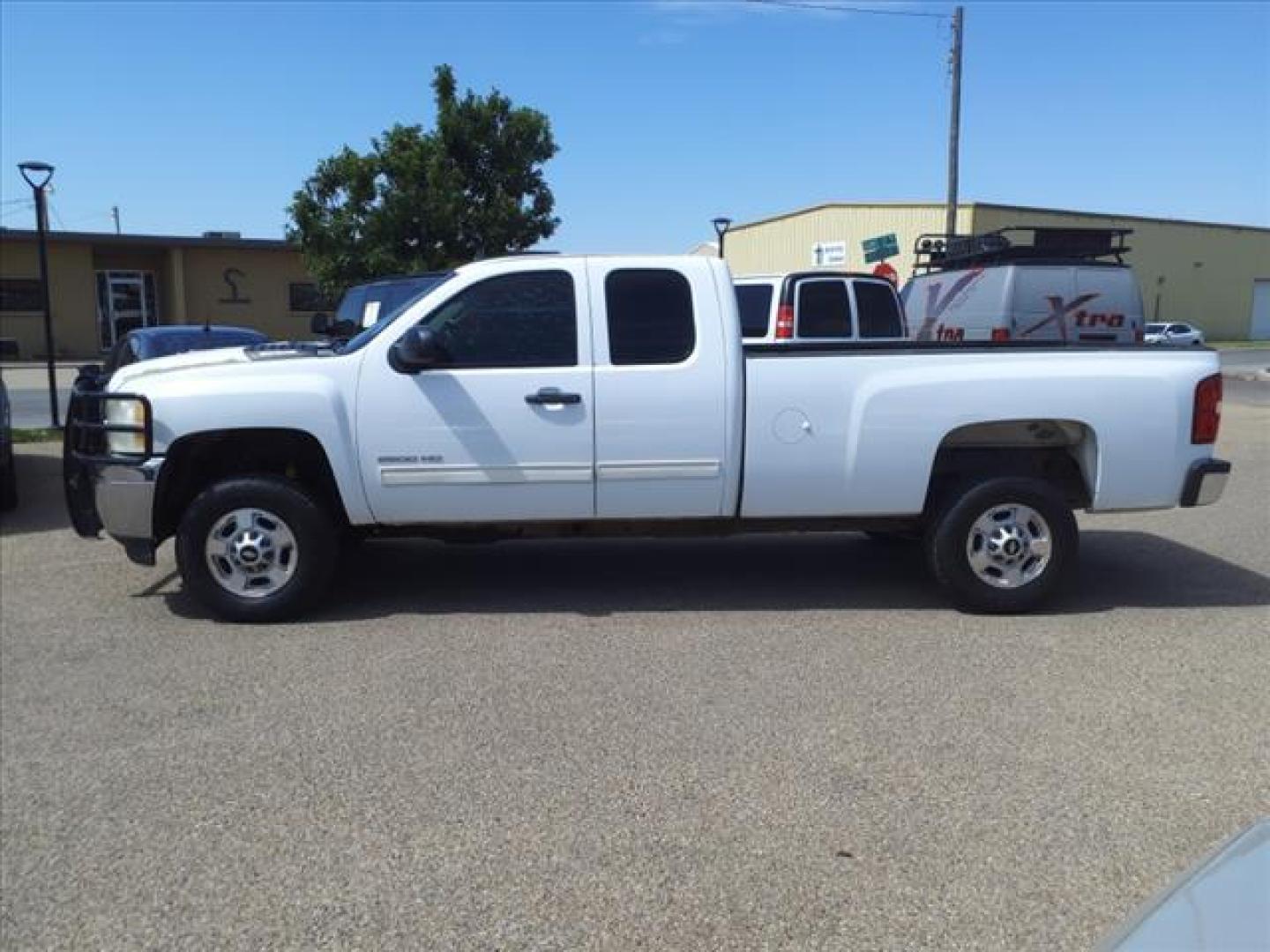 2013 Summit White Chevrolet Silverado 2500HD LT (1GC2CXCG9DZ) with an 6.0L 6.0L V8 360hp 380ft. lbs. Sequential Electronic Fuel Injection engine, 6-Speed Shiftable Automatic transmission, located at 1401 N. Hobart, Pampa, TX, 79065, (806) 665-9872, 35.549953, -100.975098 - Photo#4