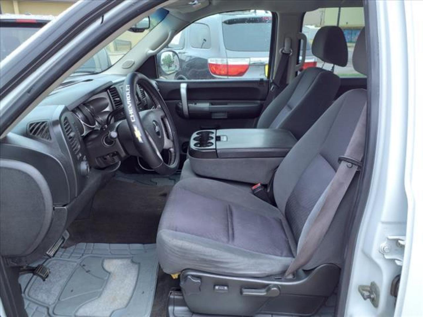 2009 Summit White Chevrolet Silverado 1500 LT (3GCEK23339G) with an 5.3L Iron Block 5.3L Flex Fuel V8 315hp 338ft. lbs. Fuel Injected engine, 6-Speed Shiftable Automatic transmission, located at 1401 N. Hobart, Pampa, TX, 79065, (806) 665-9872, 35.549953, -100.975098 - Photo#10