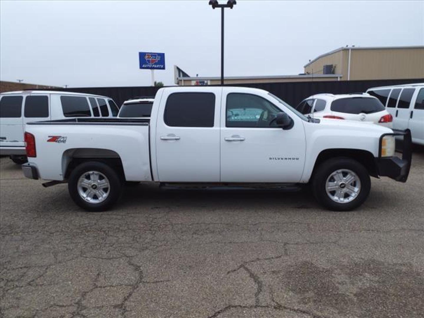 2009 Summit White Chevrolet Silverado 1500 LT (3GCEK23339G) with an 5.3L Iron Block 5.3L Flex Fuel V8 315hp 338ft. lbs. Fuel Injected engine, 6-Speed Shiftable Automatic transmission, located at 1401 N. Hobart, Pampa, TX, 79065, (806) 665-9872, 35.549953, -100.975098 - Photo#2