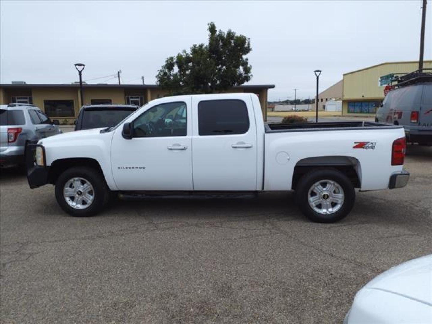 2009 Summit White Chevrolet Silverado 1500 LT (3GCEK23339G) with an 5.3L Iron Block 5.3L Flex Fuel V8 315hp 338ft. lbs. Fuel Injected engine, 6-Speed Shiftable Automatic transmission, located at 1401 N. Hobart, Pampa, TX, 79065, (806) 665-9872, 35.549953, -100.975098 - Photo#3