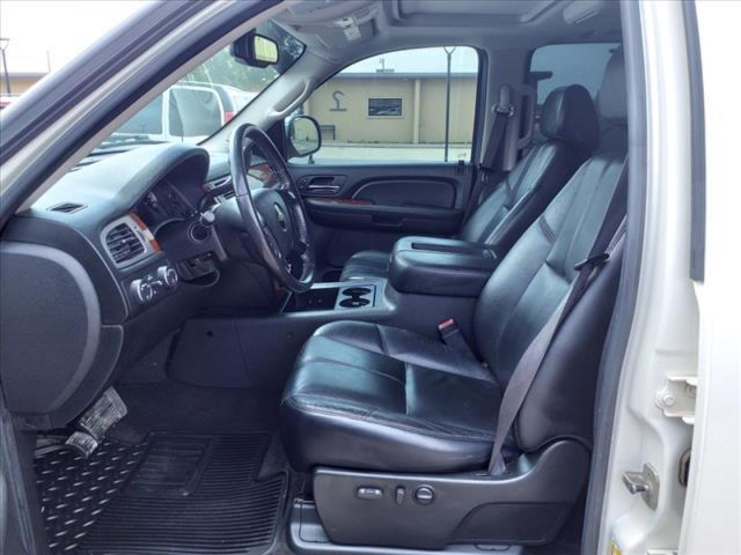 2009 White Diamond Tricoat Chevrolet Silverado 1500 LTZ (3GCEK33349G) with an 5.3L Vortec Aluminum Block 5.3L Flex Fuel V8 315hp 338ft. lbs. Fuel Injected engine, 6-Speed Shiftable Automatic transmission, located at 1401 N. Hobart, Pampa, TX, 79065, (806) 665-9872, 35.549953, -100.975098 - Photo#12