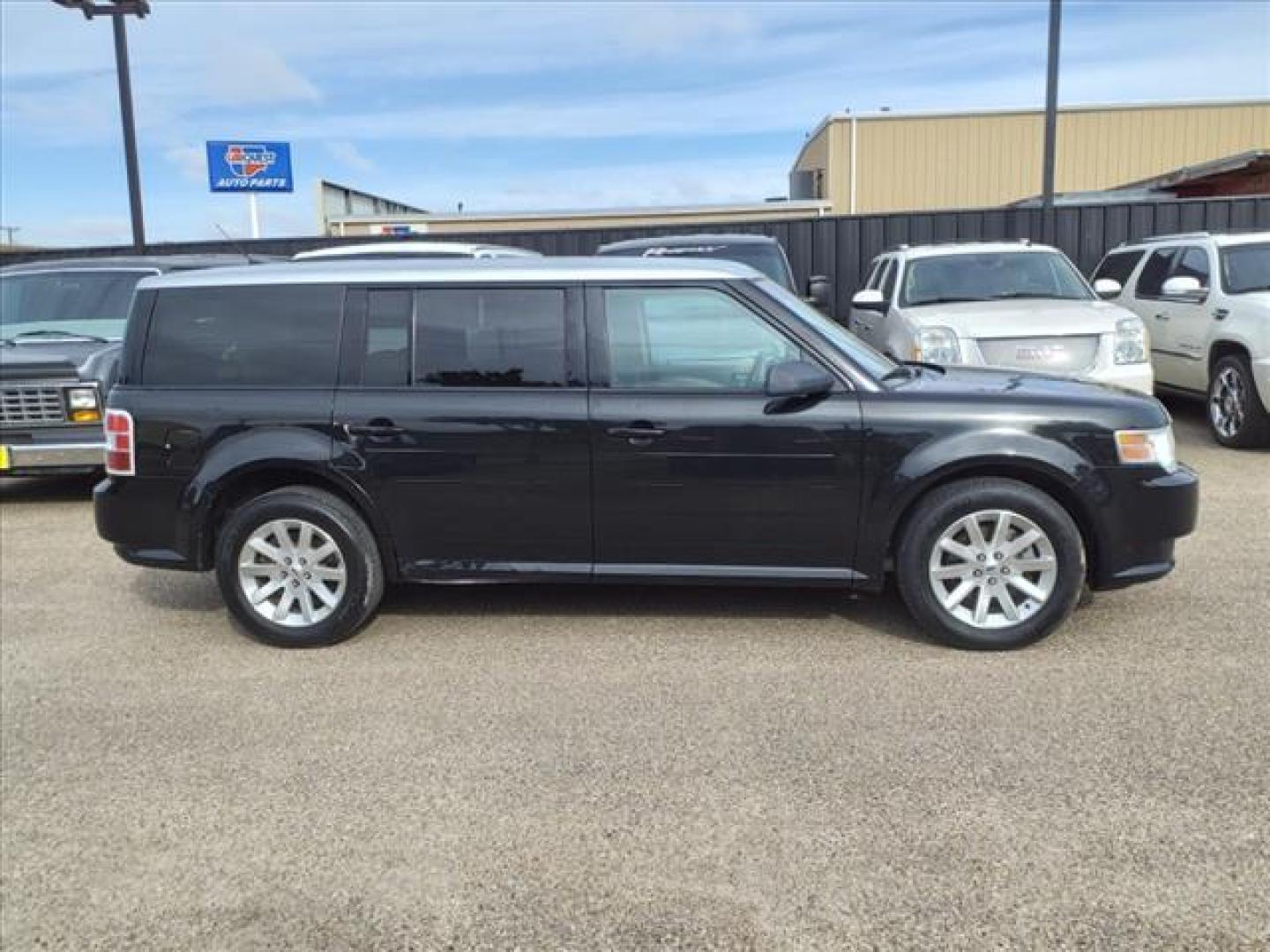 2010 Tuxedo Black Uh Ford Flex SE (2FMGK5BC7AB) with an 3.5L 3.5L V6 262hp 248ft. lbs. Sequential Multiport Fuel Injection engine, 6-Speed Automatic transmission, located at 1401 N. Hobart, Pampa, TX, 79065, (806) 665-9872, 35.549953, -100.975098 - Photo#2