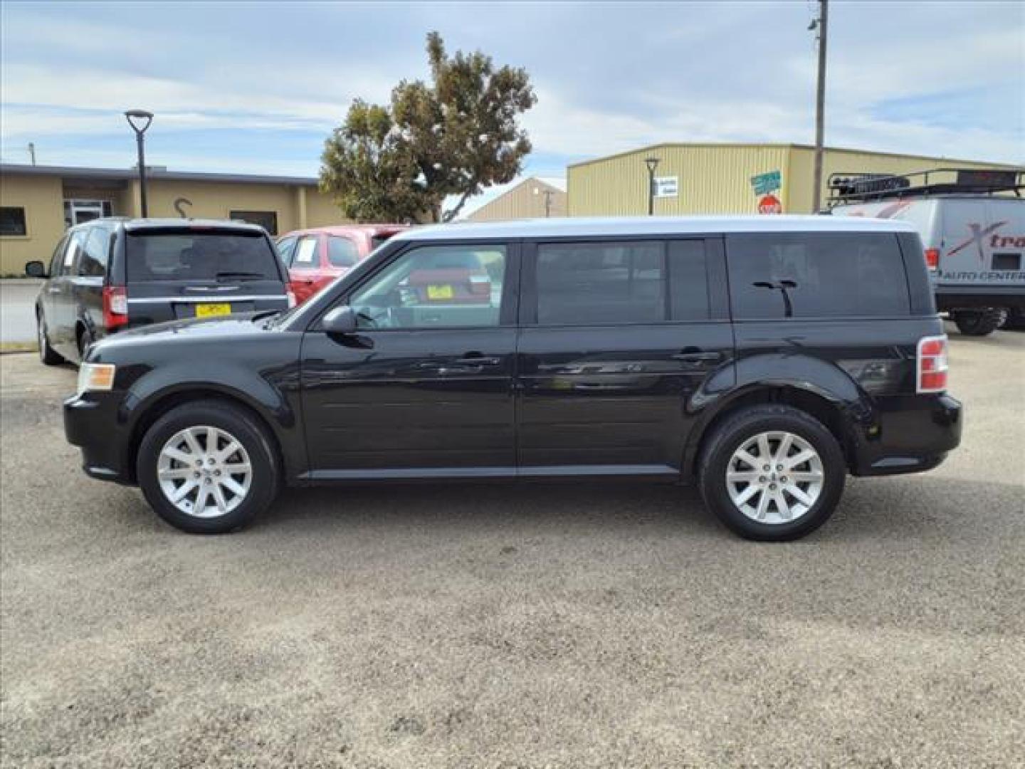 2010 Tuxedo Black Uh Ford Flex SE (2FMGK5BC7AB) with an 3.5L 3.5L V6 262hp 248ft. lbs. Sequential Multiport Fuel Injection engine, 6-Speed Automatic transmission, located at 1401 N. Hobart, Pampa, TX, 79065, (806) 665-9872, 35.549953, -100.975098 - Photo#4