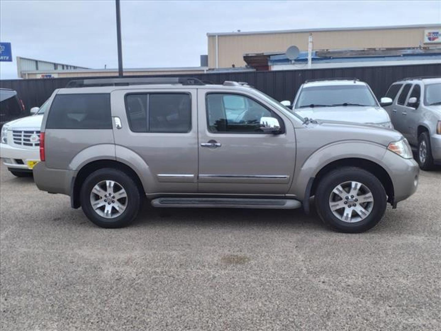 2008 Desert Stone Nissan Pathfinder LE (5N1AR18B58C) with an 4.0L 4.0L V6 266hp 288ft. lbs. Fuel Injected engine, 5-Speed Automatic transmission, located at 1401 N. Hobart, Pampa, TX, 79065, (806) 665-9872, 35.549953, -100.975098 - Photo#2