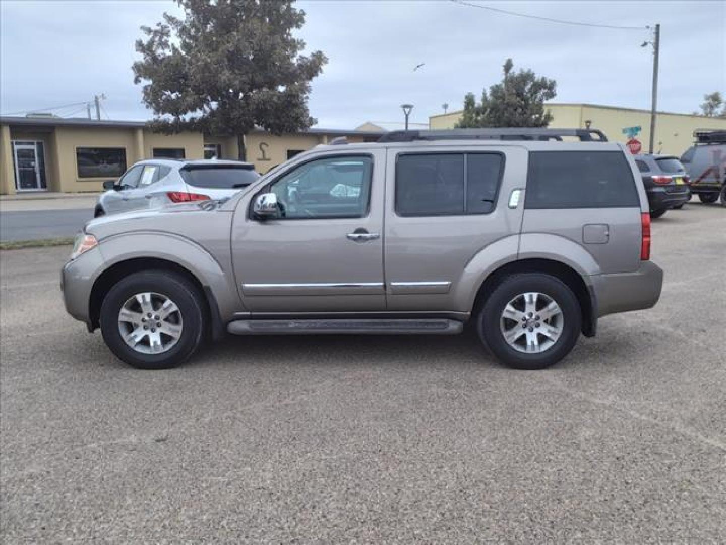 2008 Desert Stone Nissan Pathfinder LE (5N1AR18B58C) with an 4.0L 4.0L V6 266hp 288ft. lbs. Fuel Injected engine, 5-Speed Automatic transmission, located at 1401 N. Hobart, Pampa, TX, 79065, (806) 665-9872, 35.549953, -100.975098 - Photo#4