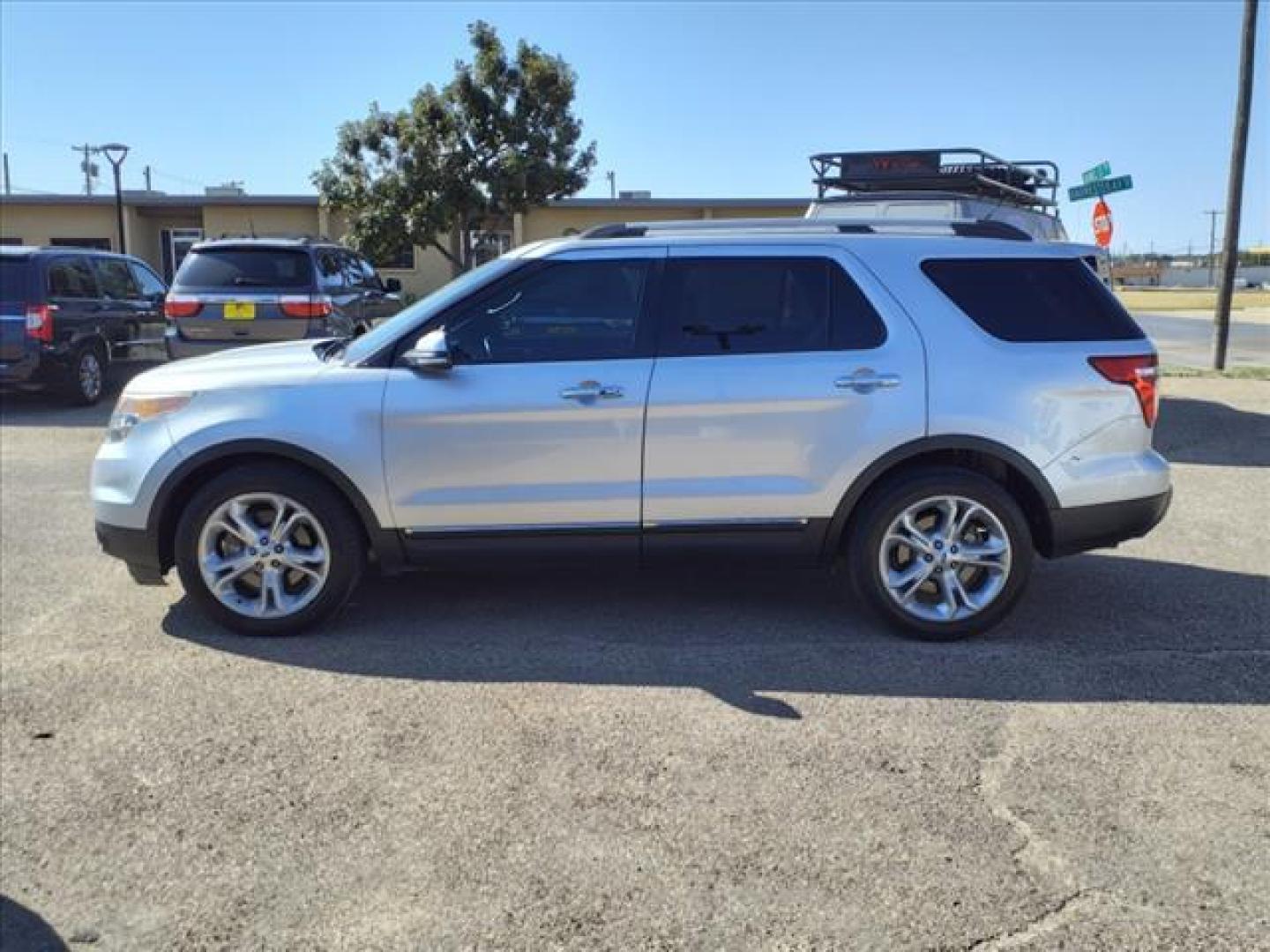 2015 Ingot Silver Metallic Ford Explorer Limited (1FM5K7F88FG) with an 3.5L 3.5L V6 290hp 255ft. lbs. Sequential Multiport Fuel Injection engine, 6-Speed Shiftable Automatic transmission, located at 1401 N. Hobart, Pampa, TX, 79065, (806) 665-9872, 35.549953, -100.975098 - Photo#4