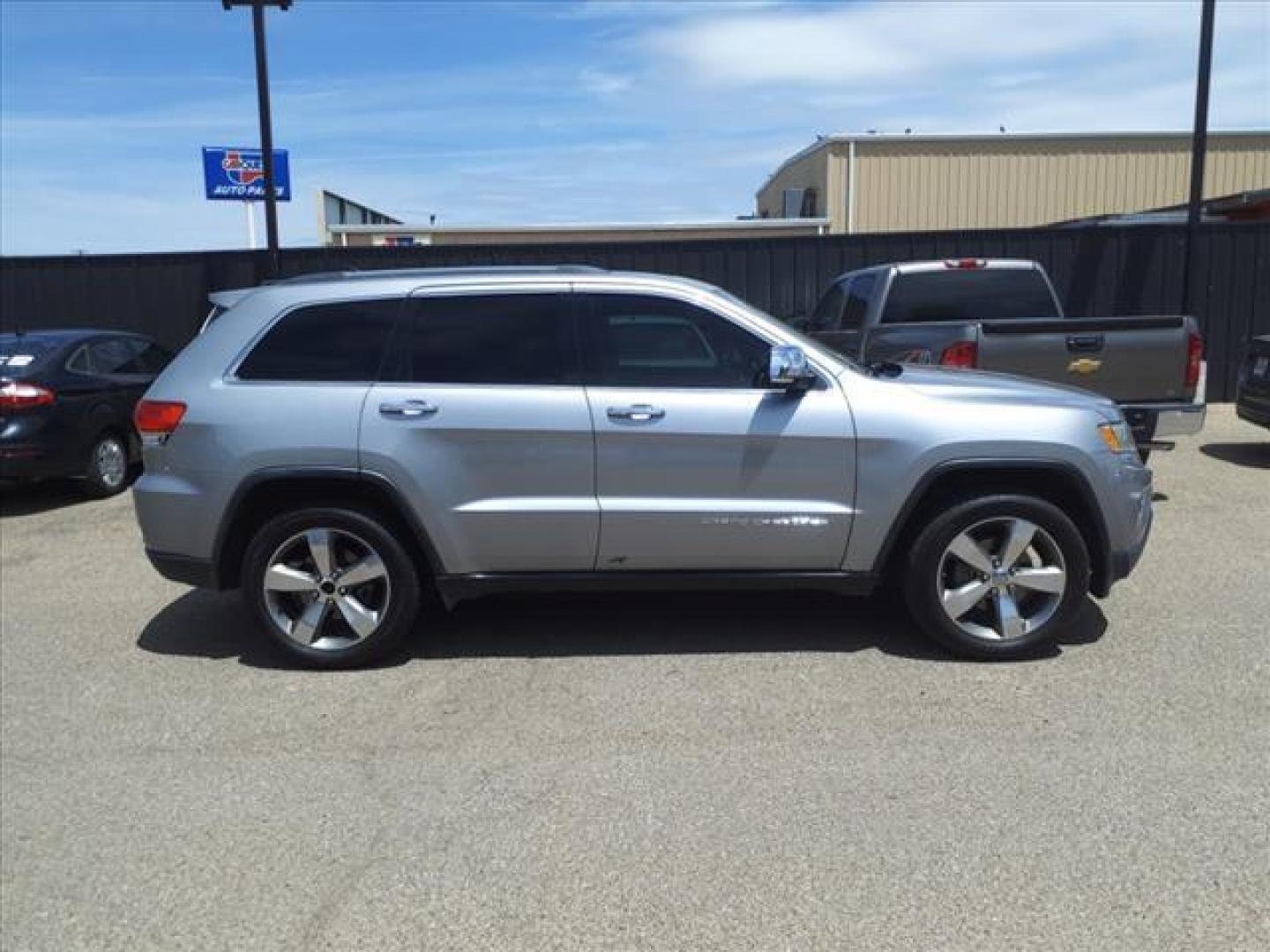 2014 Billet Silver Metallic Clear Coat Jeep Grand Cherokee Limited (1C4RJEBG2EC) with an 3.6L 3.6L V6 290hp 260ft. lbs. Sequential Multiport Fuel Injection engine, 8-Speed Shiftable Automatic transmission, located at 1401 N. Hobart, Pampa, TX, 79065, (806) 665-9872, 35.549953, -100.975098 - Photo#2