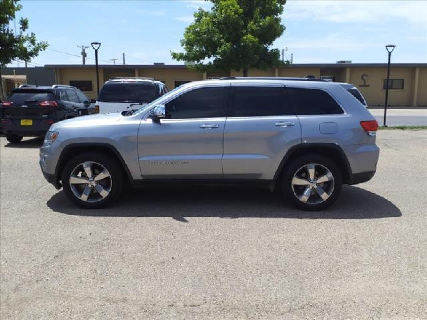 2014 Billet Silver Metallic Clear Coat Jeep Grand Cherokee Limited (1C4RJEBG2EC) with an 3.6L 3.6L V6 290hp 260ft. lbs. Sequential Multiport Fuel Injection engine, 8-Speed Shiftable Automatic transmission, located at 1401 N. Hobart, Pampa, TX, 79065, (806) 665-9872, 35.549953, -100.975098 - Photo#4