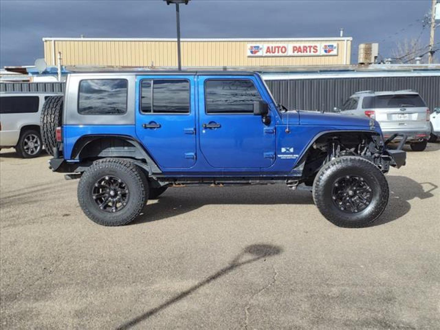 2009 Deep Water Blue Pearl Coat Jeep Wrangler Unlimited X (1J4GA39169L) with an 3.8L 3.8L V6 205hp 240ft. lbs. Sequential Multiport Fuel Injection engine, 6-Speed Manual transmission, located at 1401 N. Hobart, Pampa, TX, 79065, (806) 665-9872, 35.549953, -100.975098 - Photo#2