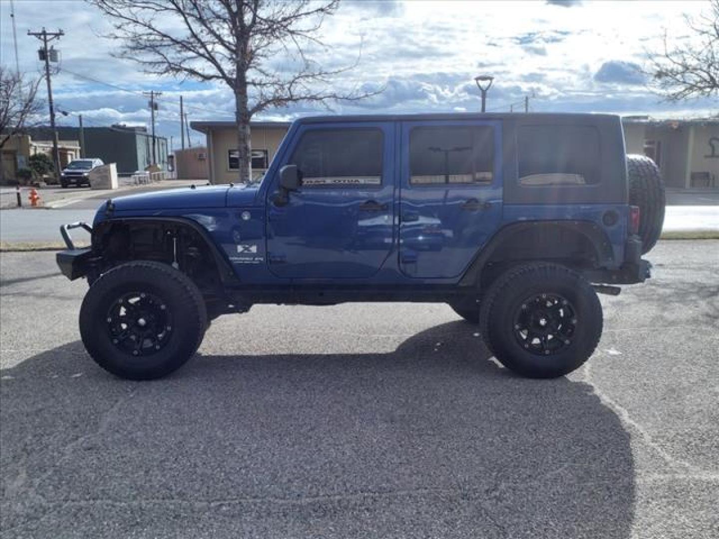 2009 Deep Water Blue Pearl Coat Jeep Wrangler Unlimited X (1J4GA39169L) with an 3.8L 3.8L V6 205hp 240ft. lbs. Sequential Multiport Fuel Injection engine, 6-Speed Manual transmission, located at 1401 N. Hobart, Pampa, TX, 79065, (806) 665-9872, 35.549953, -100.975098 - Photo#4