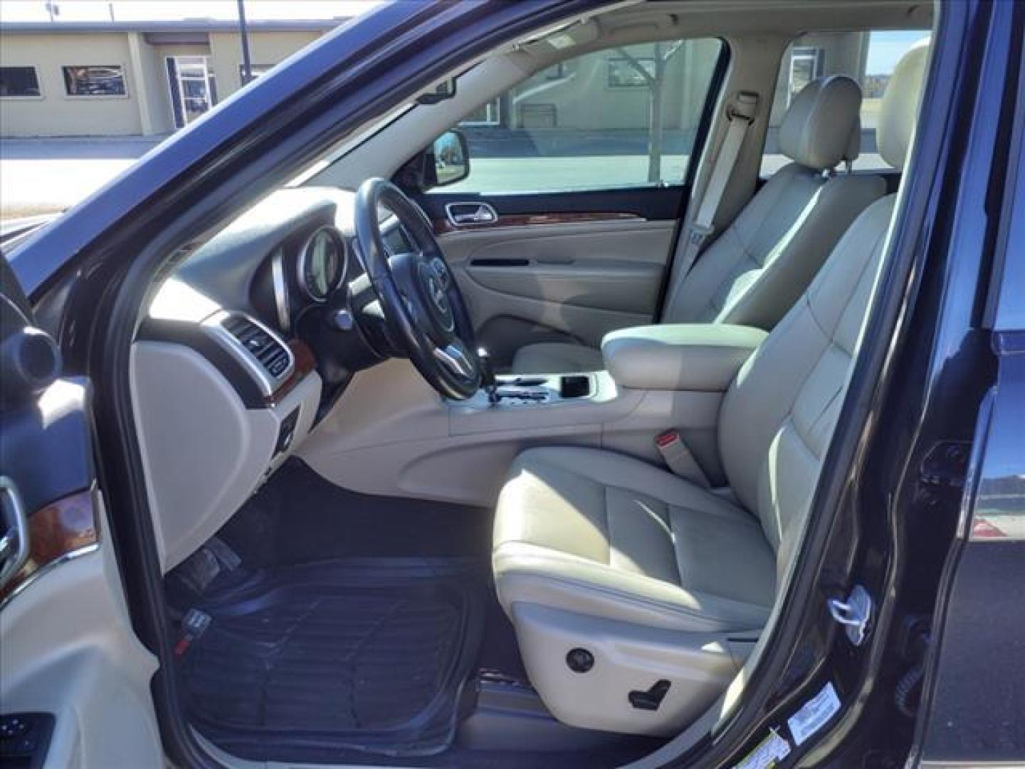 2012 Brilliant Black Crystal Pearl Coat Jeep Grand Cherokee Limited (1C4RJEBT4CC) with an 5.7L HEMI 5.7L V8 360hp 390ft. Sequential Multiport Fuel Injection engine, 6-Speed Automatic transmission, located at 1401 N. Hobart, Pampa, TX, 79065, (806) 665-9872, 35.549953, -100.975098 - Photo#11