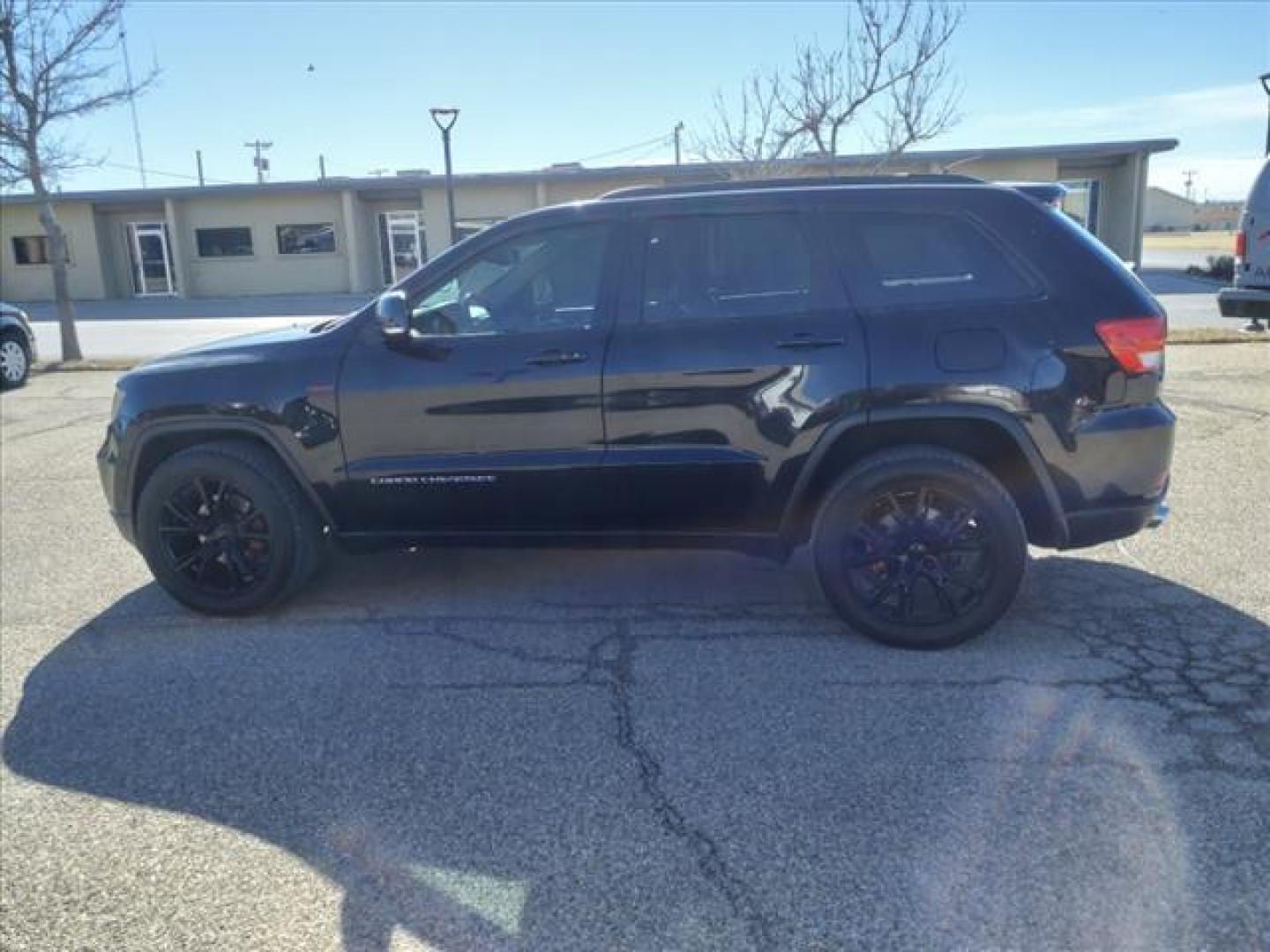 2012 Brilliant Black Crystal Pearl Coat Jeep Grand Cherokee Limited (1C4RJEBT4CC) with an 5.7L HEMI 5.7L V8 360hp 390ft. Sequential Multiport Fuel Injection engine, 6-Speed Automatic transmission, located at 1401 N. Hobart, Pampa, TX, 79065, (806) 665-9872, 35.549953, -100.975098 - Photo#4