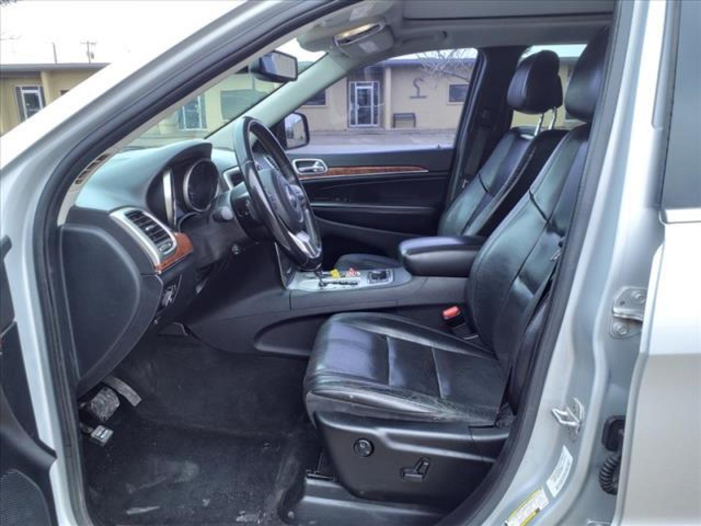 2011 Bright Silver Metallic Clear Coat Jeep Grand Cherokee Limited (1J4RR5GT4BC) with an 5.7L HEMI 5.7L V8 360hp 390ft. lbs. Sequential Multiport Fuel Injection engine, 5-Speed Automatic transmission, located at 1401 N. Hobart, Pampa, TX, 79065, (806) 665-9872, 35.549953, -100.975098 - Photo#10