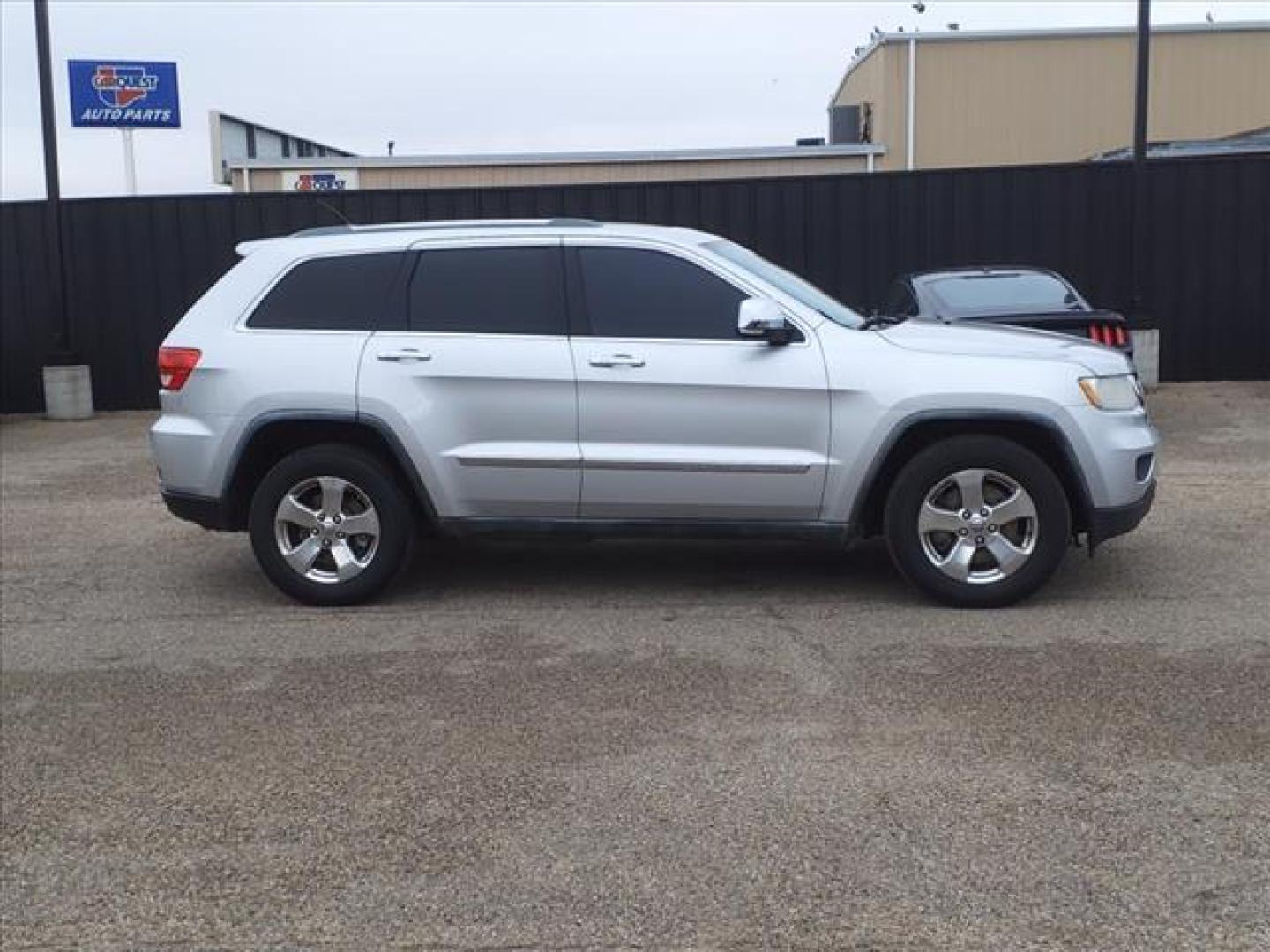 2011 Bright Silver Metallic Clear Coat Jeep Grand Cherokee Limited (1J4RR5GT4BC) with an 5.7L HEMI 5.7L V8 360hp 390ft. lbs. Sequential Multiport Fuel Injection engine, 5-Speed Automatic transmission, located at 1401 N. Hobart, Pampa, TX, 79065, (806) 665-9872, 35.549953, -100.975098 - Photo#2