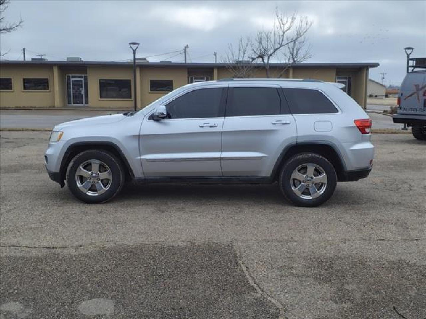 2011 Bright Silver Metallic Clear Coat Jeep Grand Cherokee Limited (1J4RR5GT4BC) with an 5.7L HEMI 5.7L V8 360hp 390ft. lbs. Sequential Multiport Fuel Injection engine, 5-Speed Automatic transmission, located at 1401 N. Hobart, Pampa, TX, 79065, (806) 665-9872, 35.549953, -100.975098 - Photo#4