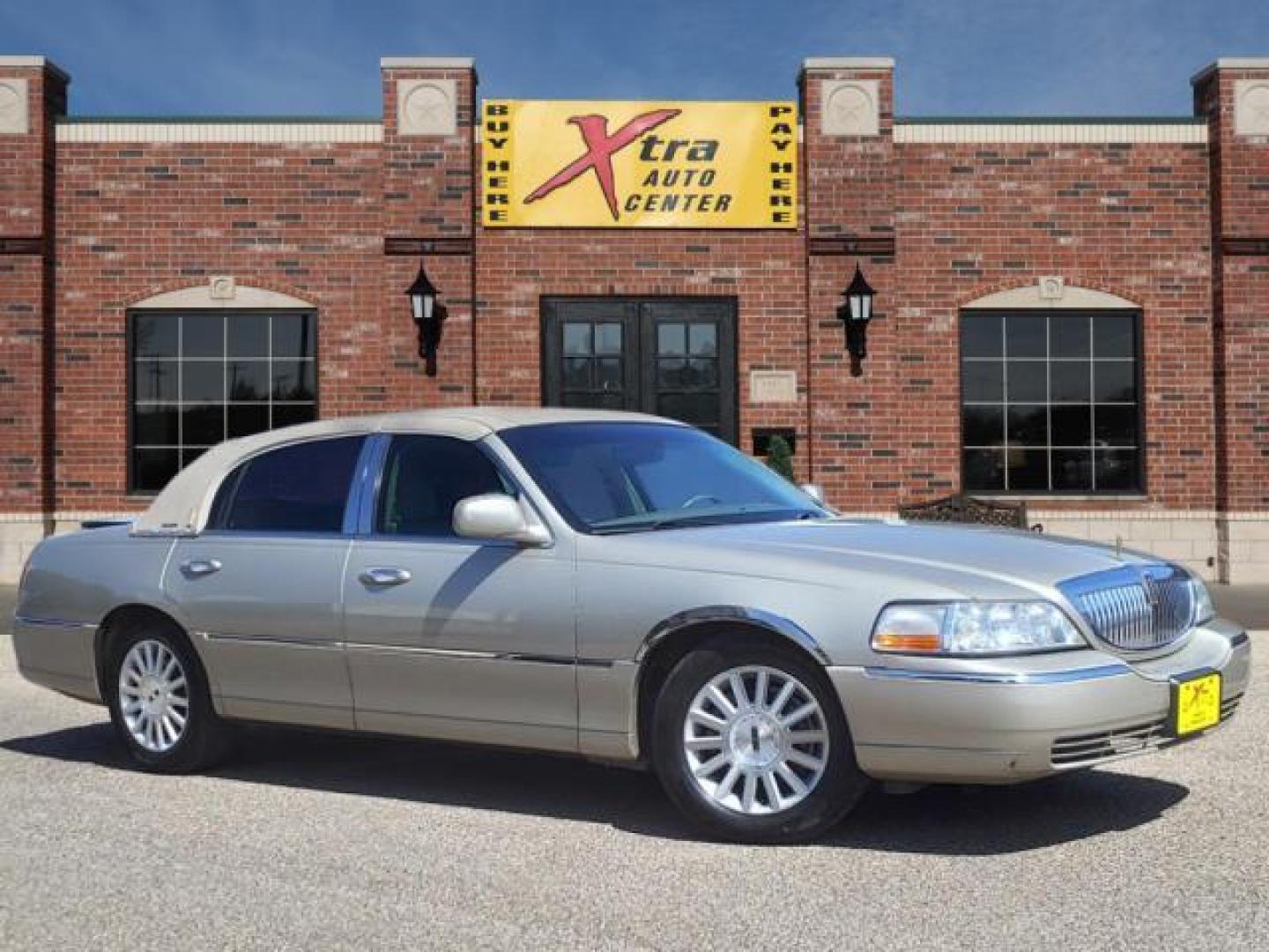 2004 Light French Silk Lincoln Town Car Signature (1LNHM81W44Y) with an 4.6L 4L NA V8 single overhead cam (SOHC) 16V Fuel Injected engine, 4-Speed Automatic transmission, located at 1401 N. Hobart, Pampa, TX, 79065, (806) 665-9872, 35.549953, -100.975098 - Photo#0