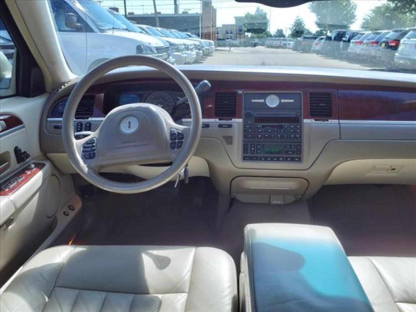 2004 Light French Silk Lincoln Town Car Signature (1LNHM81W44Y) with an 4.6L 4L NA V8 single overhead cam (SOHC) 16V Fuel Injected engine, 4-Speed Automatic transmission, located at 1401 N. Hobart, Pampa, TX, 79065, (806) 665-9872, 35.549953, -100.975098 - Photo#9