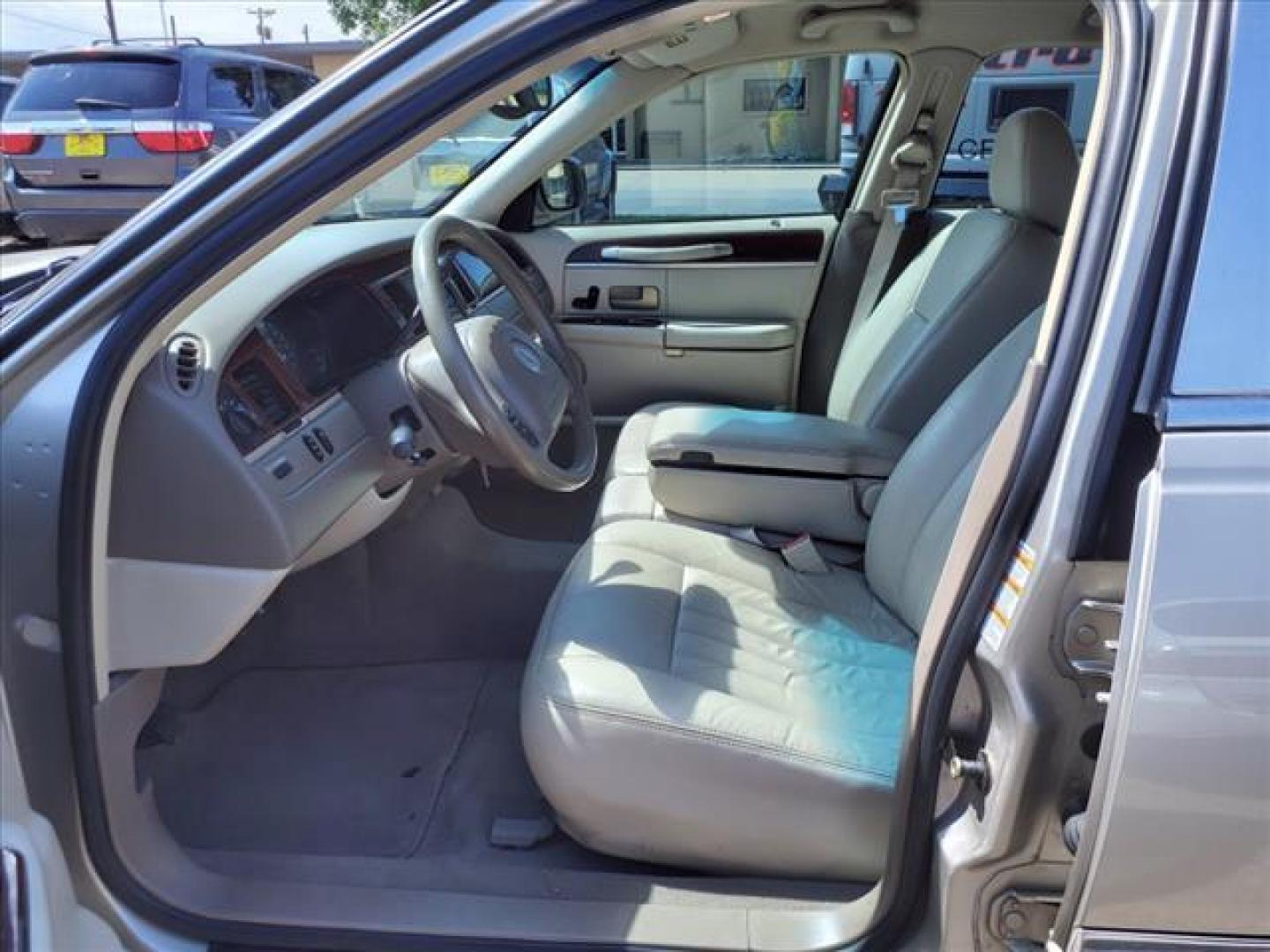 2004 Light French Silk Lincoln Town Car Signature (1LNHM81W44Y) with an 4.6L 4L NA V8 single overhead cam (SOHC) 16V Fuel Injected engine, 4-Speed Automatic transmission, located at 1401 N. Hobart, Pampa, TX, 79065, (806) 665-9872, 35.549953, -100.975098 - Photo#10