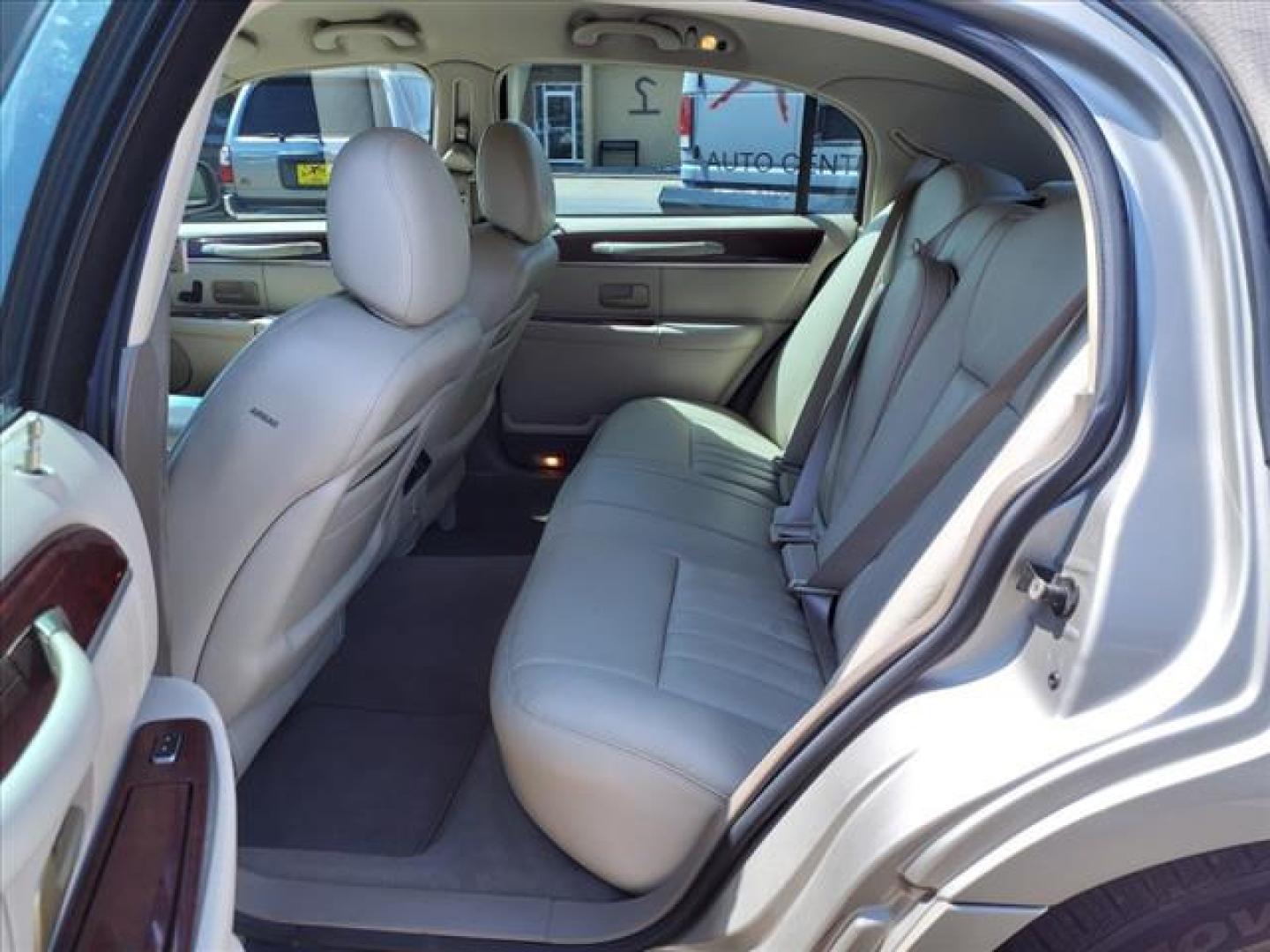 2004 Light French Silk Lincoln Town Car Signature (1LNHM81W44Y) with an 4.6L 4L NA V8 single overhead cam (SOHC) 16V Fuel Injected engine, 4-Speed Automatic transmission, located at 1401 N. Hobart, Pampa, TX, 79065, (806) 665-9872, 35.549953, -100.975098 - Photo#11