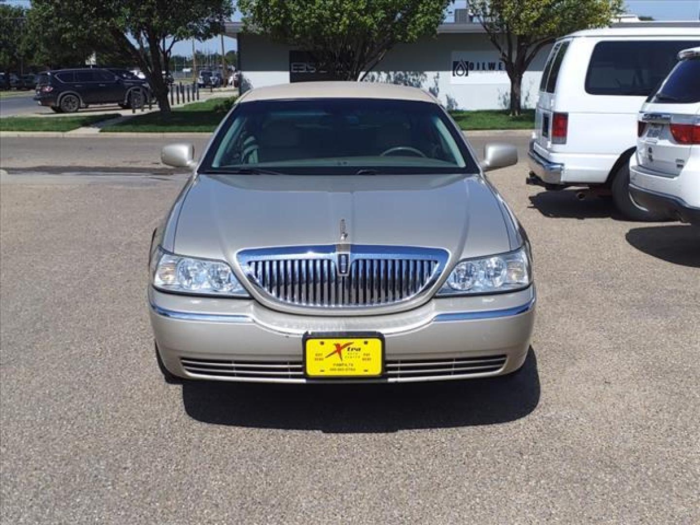 2004 Light French Silk Lincoln Town Car Signature (1LNHM81W44Y) with an 4.6L 4L NA V8 single overhead cam (SOHC) 16V Fuel Injected engine, 4-Speed Automatic transmission, located at 1401 N. Hobart, Pampa, TX, 79065, (806) 665-9872, 35.549953, -100.975098 - Photo#1