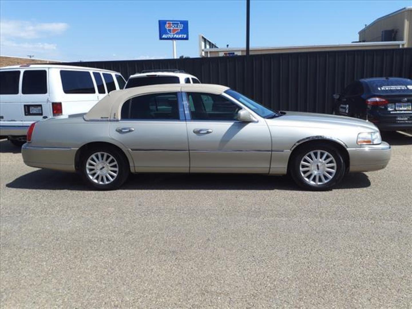 2004 Light French Silk Lincoln Town Car Signature (1LNHM81W44Y) with an 4.6L 4L NA V8 single overhead cam (SOHC) 16V Fuel Injected engine, 4-Speed Automatic transmission, located at 1401 N. Hobart, Pampa, TX, 79065, (806) 665-9872, 35.549953, -100.975098 - Photo#2