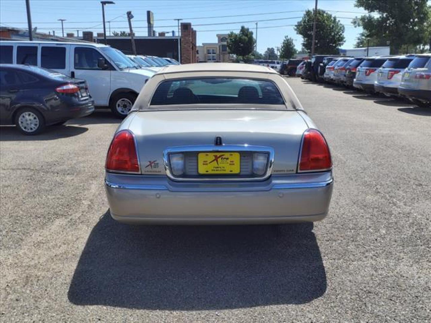 2004 Light French Silk Lincoln Town Car Signature (1LNHM81W44Y) with an 4.6L 4L NA V8 single overhead cam (SOHC) 16V Fuel Injected engine, 4-Speed Automatic transmission, located at 1401 N. Hobart, Pampa, TX, 79065, (806) 665-9872, 35.549953, -100.975098 - Photo#3