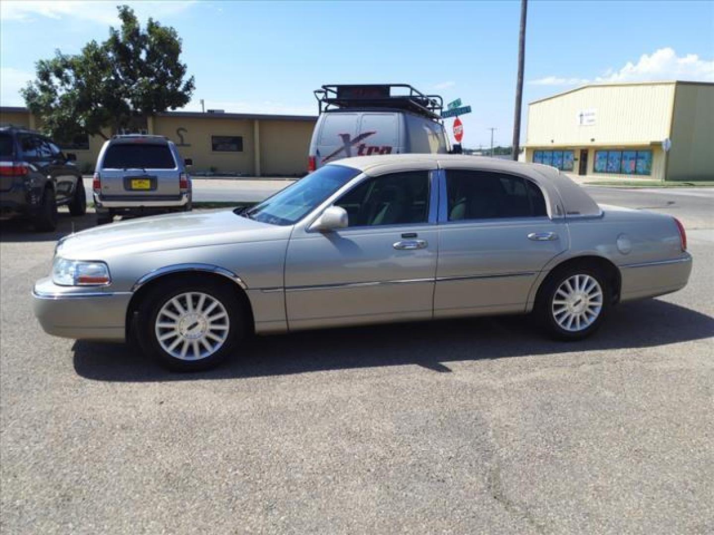 2004 Light French Silk Lincoln Town Car Signature (1LNHM81W44Y) with an 4.6L 4L NA V8 single overhead cam (SOHC) 16V Fuel Injected engine, 4-Speed Automatic transmission, located at 1401 N. Hobart, Pampa, TX, 79065, (806) 665-9872, 35.549953, -100.975098 - Photo#4