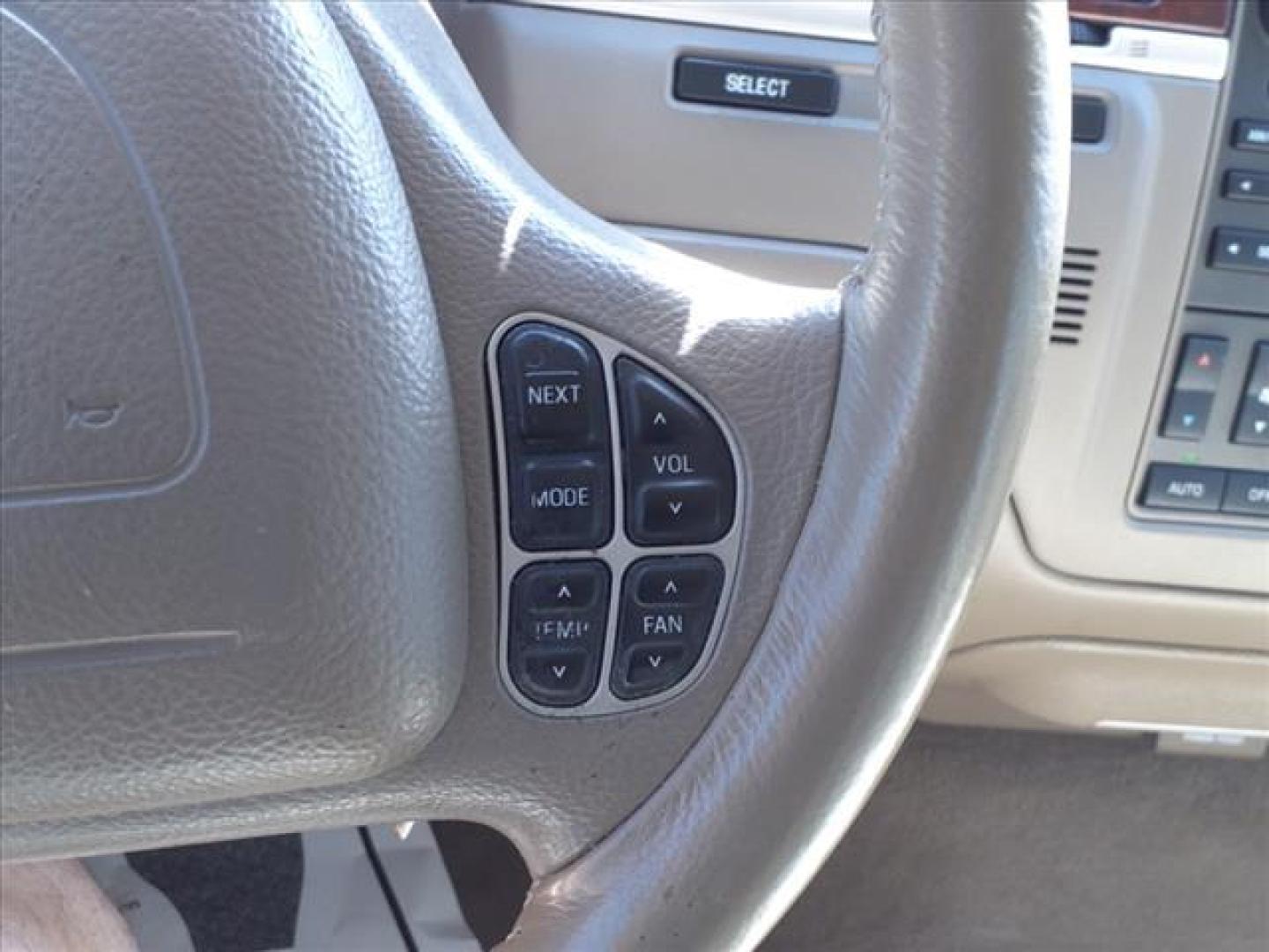 2004 Light French Silk Lincoln Town Car Signature (1LNHM81W44Y) with an 4.6L 4L NA V8 single overhead cam (SOHC) 16V Fuel Injected engine, 4-Speed Automatic transmission, located at 1401 N. Hobart, Pampa, TX, 79065, (806) 665-9872, 35.549953, -100.975098 - Photo#7