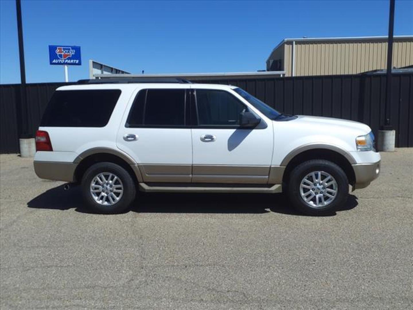 2013 White Platinum Metallic Tri-Coat Ford Expedition XLT (1FMJU1H56DE) with an 5.4L 5.4L Flex Fuel V8 310hp 365ft. lbs. Sequential Multiport Fuel Injection engine, 6-Speed Automatic transmission, located at 1401 N. Hobart, Pampa, TX, 79065, (806) 665-9872, 35.549953, -100.975098 - Photo#2