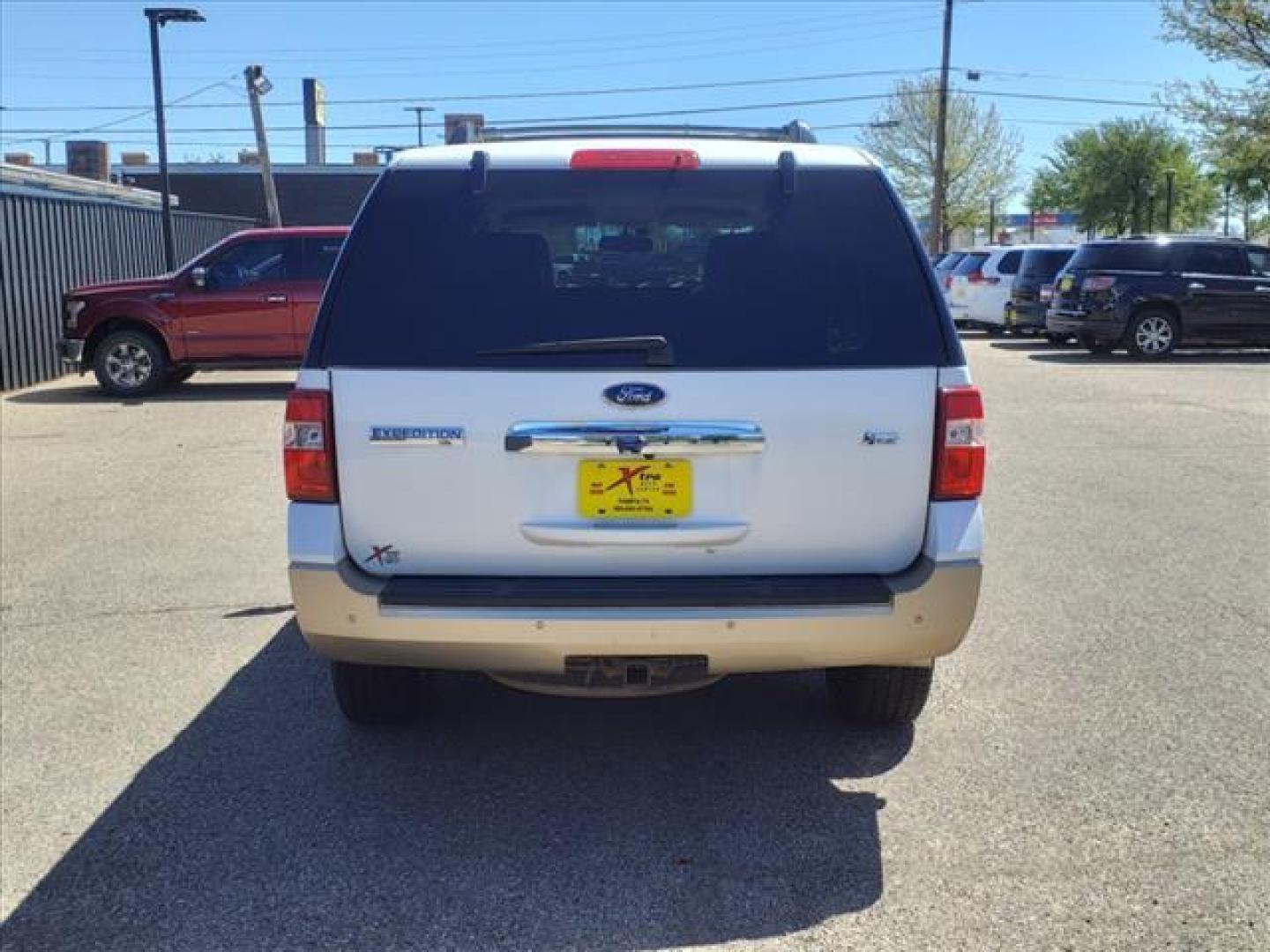 2013 White Platinum Metallic Tri-Coat Ford Expedition XLT (1FMJU1H56DE) with an 5.4L 5.4L Flex Fuel V8 310hp 365ft. lbs. Sequential Multiport Fuel Injection engine, 6-Speed Automatic transmission, located at 1401 N. Hobart, Pampa, TX, 79065, (806) 665-9872, 35.549953, -100.975098 - Photo#3