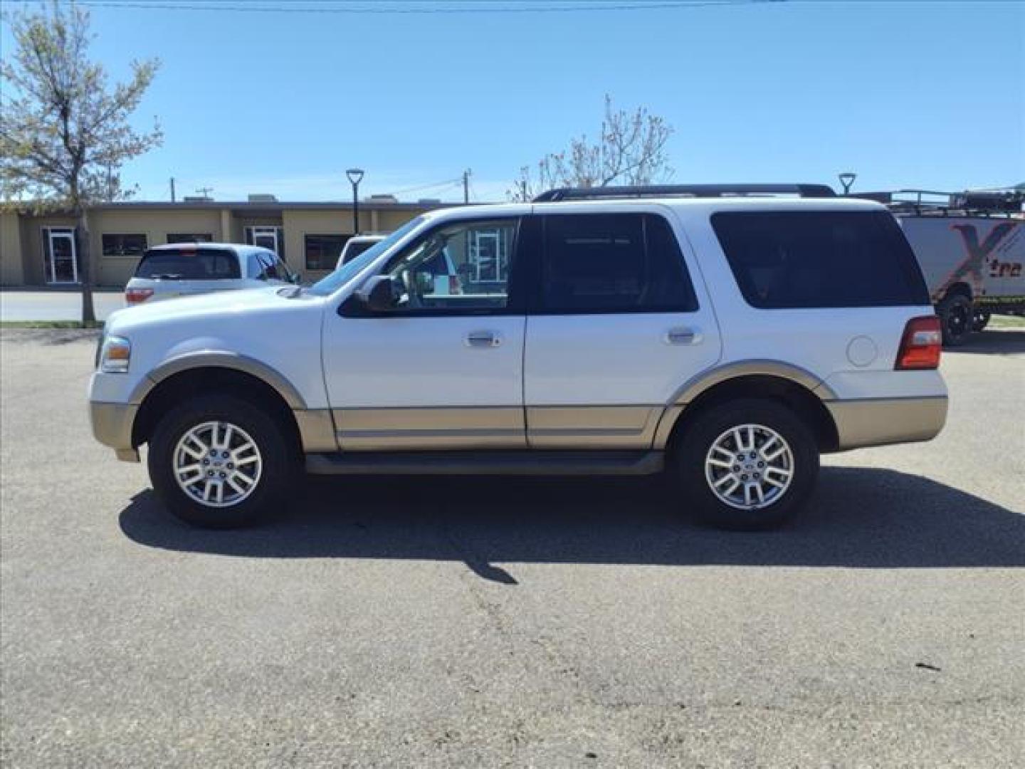 2013 White Platinum Metallic Tri-Coat Ford Expedition XLT (1FMJU1H56DE) with an 5.4L 5.4L Flex Fuel V8 310hp 365ft. lbs. Sequential Multiport Fuel Injection engine, 6-Speed Automatic transmission, located at 1401 N. Hobart, Pampa, TX, 79065, (806) 665-9872, 35.549953, -100.975098 - Photo#4