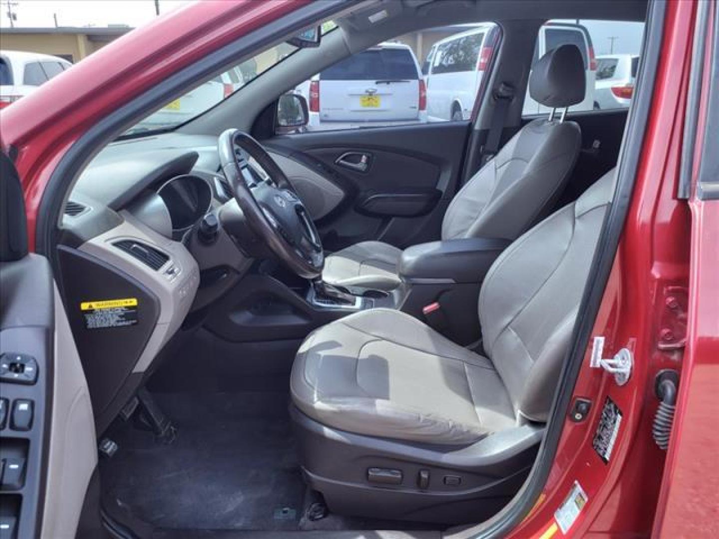 2014 Garnet Red Hyundai TUCSON Limited (KM8JUCAG2EU) with an 2.4L 2.4L I4 182hp 177ft. lbs. Direct Injection engine, 6-Speed Shiftable Automatic transmission, located at 1401 N. Hobart, Pampa, TX, 79065, (806) 665-9872, 35.549953, -100.975098 - Photo#11