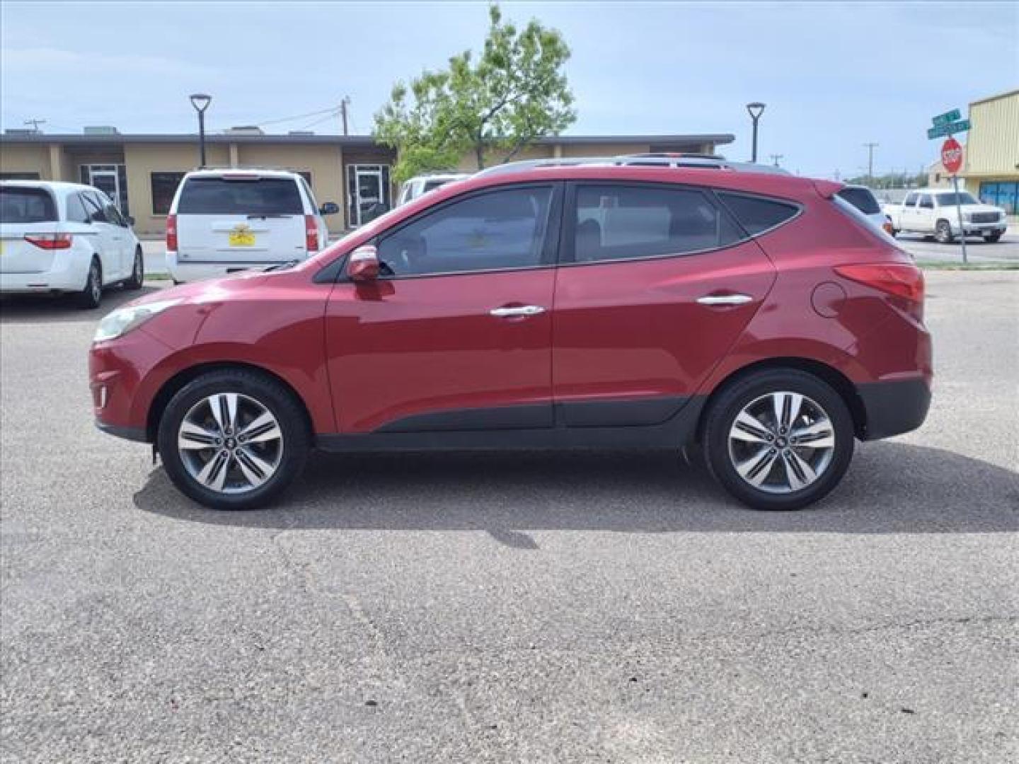 2014 Garnet Red Hyundai TUCSON Limited (KM8JUCAG2EU) with an 2.4L 2.4L I4 182hp 177ft. lbs. Direct Injection engine, 6-Speed Shiftable Automatic transmission, located at 1401 N. Hobart, Pampa, TX, 79065, (806) 665-9872, 35.549953, -100.975098 - Photo#4