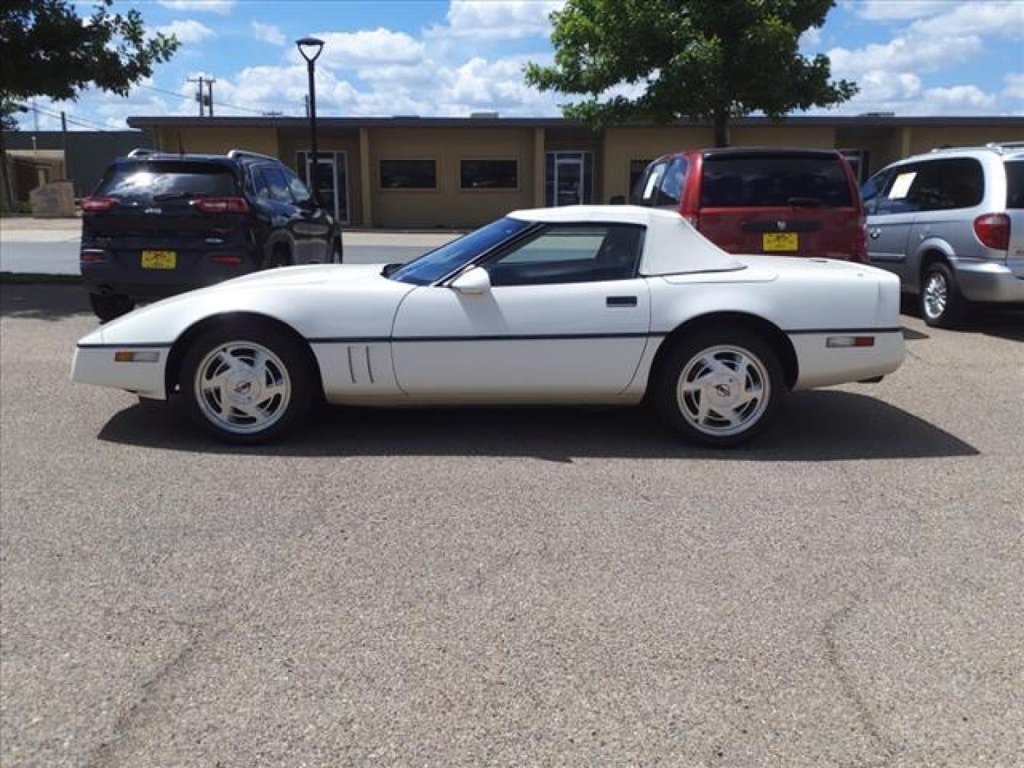 1988 White Chevrolet Corvette Base (1G1YY3186J5) with an 5.7L 5.7L V8 245hp 345ft. lbs. Fuel Injected engine, Automatic transmission, located at 1401 N. Hobart, Pampa, TX, 79065, (806) 665-9872, 35.549953, -100.975098 - Photo#4