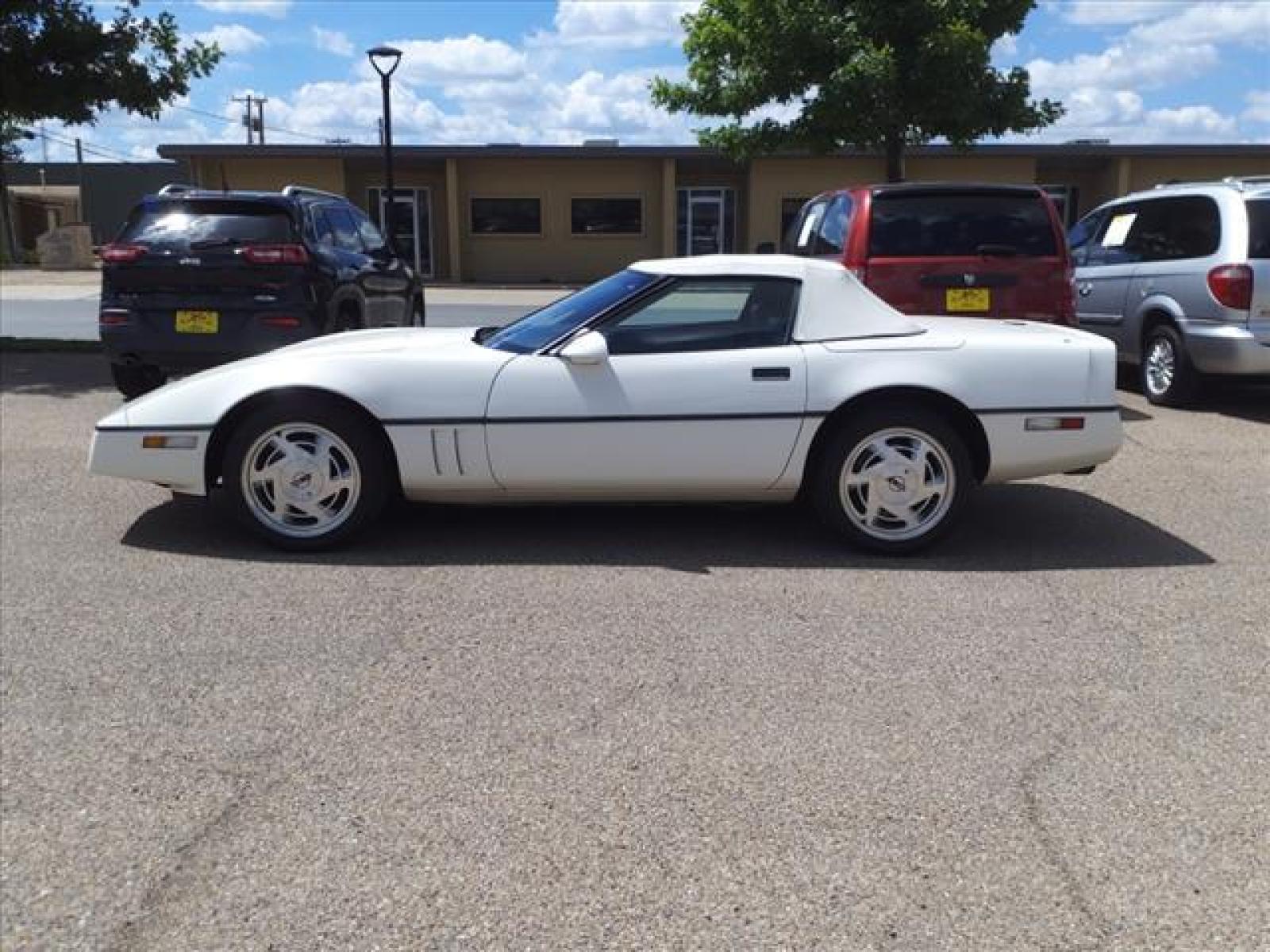 1988 White Chevrolet Corvette Base (1G1YY3186J5) with an 5.7L 5.7L V8 245hp 345ft. lbs. Fuel Injected engine, Automatic transmission, located at 1401 N. Hobart, Pampa, TX, 79065, (806) 665-9872, 35.549953, -100.975098 - Photo #4