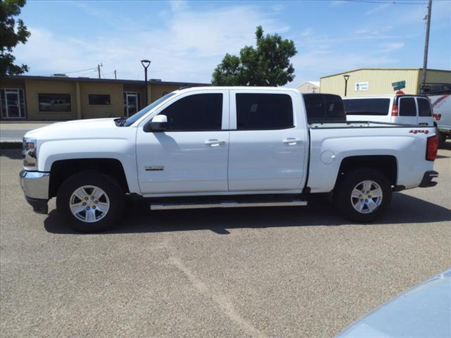 2018 Summit White Chevrolet Silverado 1500 LT (3GCUKREC7JG) with an 5.3L EcoTec3 5.3L V8 355hp 383ft. lbs. Direct Injection engine, 6-Speed Shiftable Automatic w/Overdrive transmission, located at 1401 N. Hobart, Pampa, TX, 79065, (806) 665-9872, 35.549953, -100.975098 - Photo#4