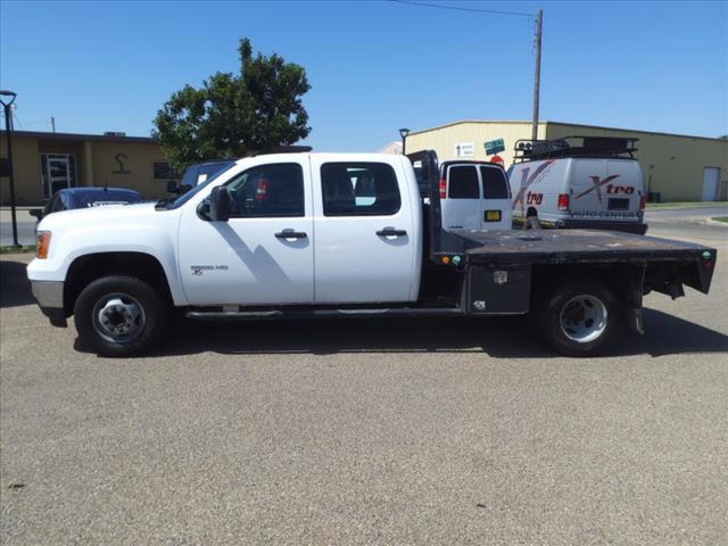 2012 Summit White GMC Sierra 3500HD CC Work Truck (1GD412CL6CF) with an 6.6L Duramax 6.6L Diesel Turbo V8 335hp 685ft. lbs. Common Rail Direct Injection engine, Allison 1000 6-Speed Shiftable Automatic transmission, located at 1401 N. Hobart, Pampa, TX, 79065, (806) 665-9872, 35.549953, -100.975098 - Photo#4