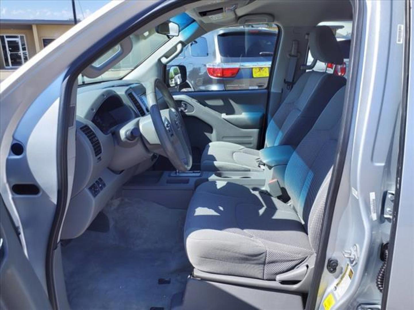 2015 Brilliant Silver Nissan Frontier SV (1N6AD0EV8FN) with an 4.0L 4.0L V6 261hp 281ft. lbs. Fuel Injected engine, 5-Speed Automatic transmission, located at 1401 N. Hobart, Pampa, TX, 79065, (806) 665-9872, 35.549953, -100.975098 - Photo#11