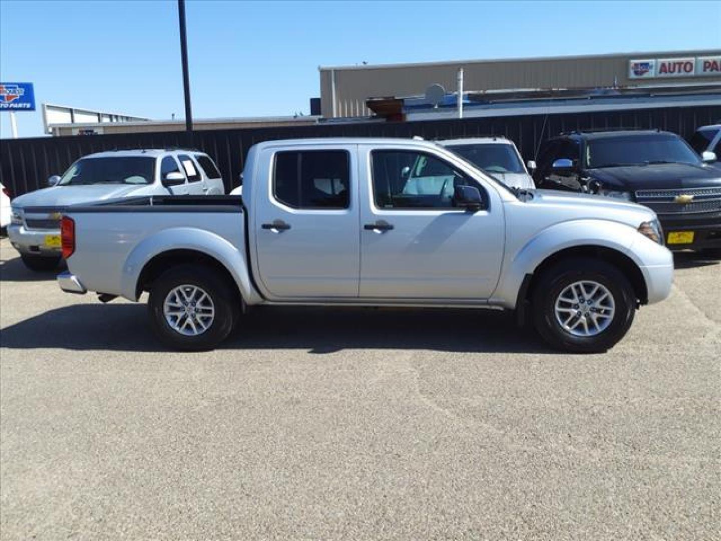 2015 Brilliant Silver Nissan Frontier SV (1N6AD0EV8FN) with an 4.0L 4.0L V6 261hp 281ft. lbs. Fuel Injected engine, 5-Speed Automatic transmission, located at 1401 N. Hobart, Pampa, TX, 79065, (806) 665-9872, 35.549953, -100.975098 - Photo#2