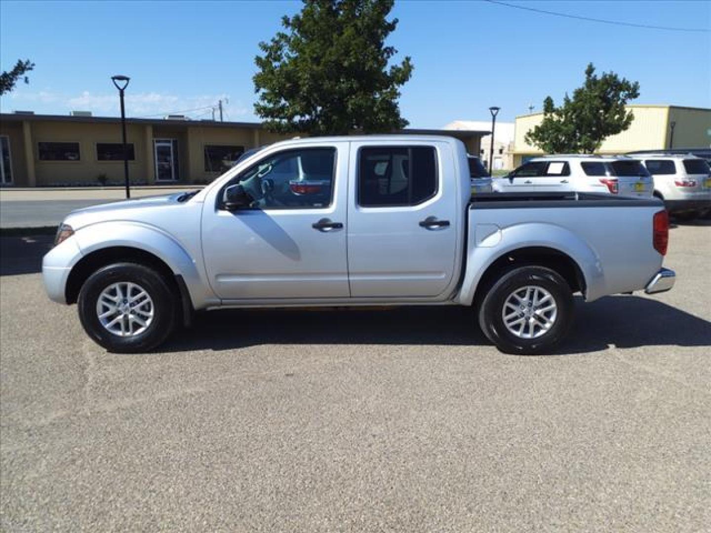 2015 Brilliant Silver Nissan Frontier SV (1N6AD0EV8FN) with an 4.0L 4.0L V6 261hp 281ft. lbs. Fuel Injected engine, 5-Speed Automatic transmission, located at 1401 N. Hobart, Pampa, TX, 79065, (806) 665-9872, 35.549953, -100.975098 - Photo#4