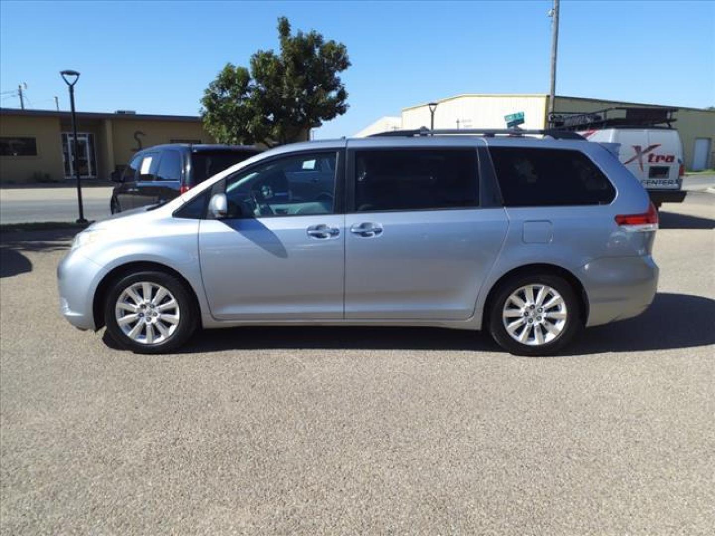 2011 Silver Sky Metallic Toyota Sienna Limited 7-Passenger (5TDYK3DC4BS) with an 3.5L 3.5L V6 266hp 245ft. lbs. Sequential Multiport Fuel Injection engine, 6-Speed Shiftable Automatic transmission, located at 1401 N. Hobart, Pampa, TX, 79065, (806) 665-9872, 35.549953, -100.975098 - Photo#4