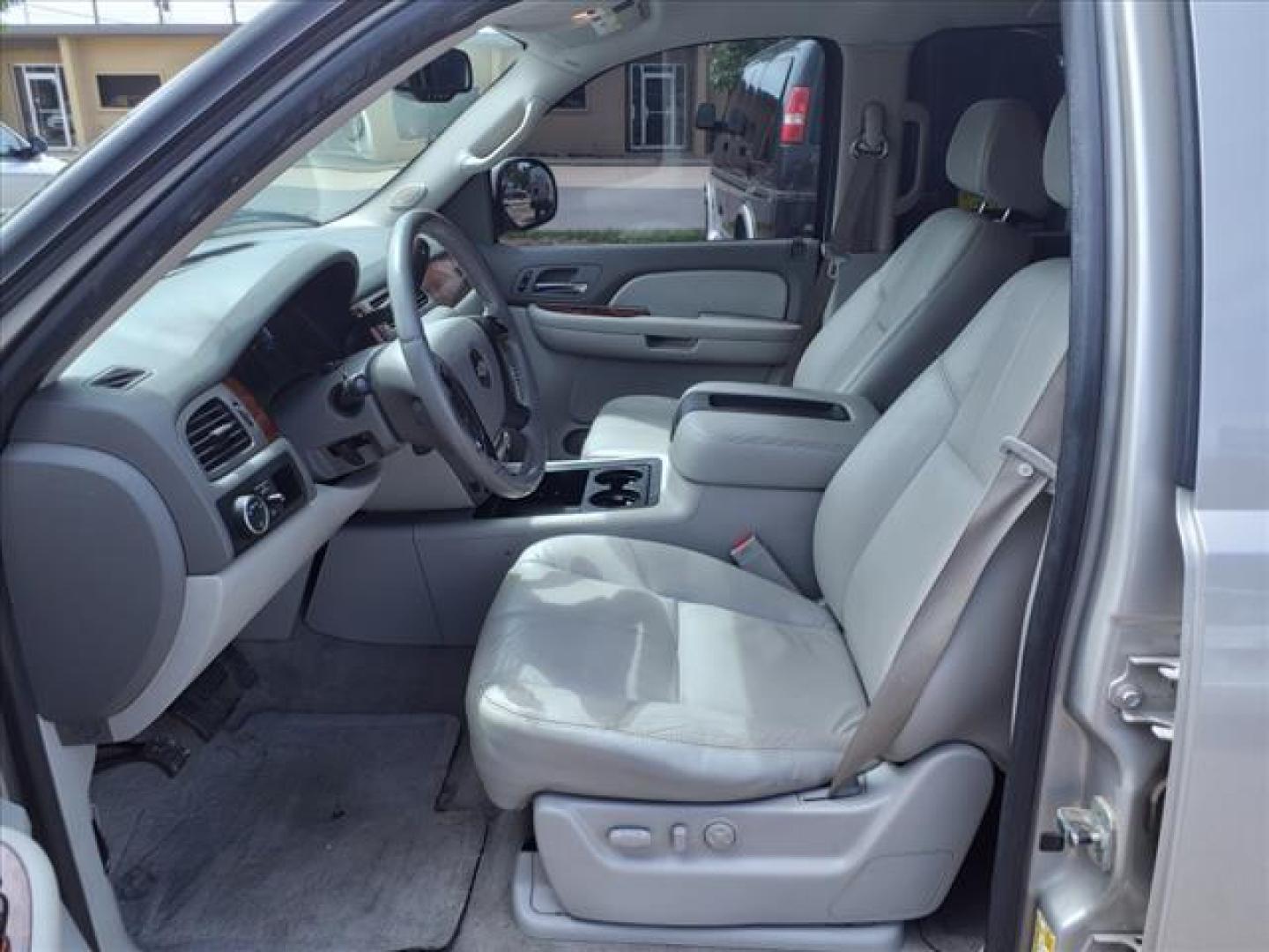 2009 Doeskin Tan Chevrolet Suburban LT (1GNFC26J49J) with an 5.3L Vortec Iron Block 5.3L V8 310hp 335ft. lbs. Sequential-Port F.I. engine, 6-Speed Shiftable Automatic transmission, located at 1401 N. Hobart, Pampa, TX, 79065, (806) 665-9872, 35.549953, -100.975098 - Photo#10